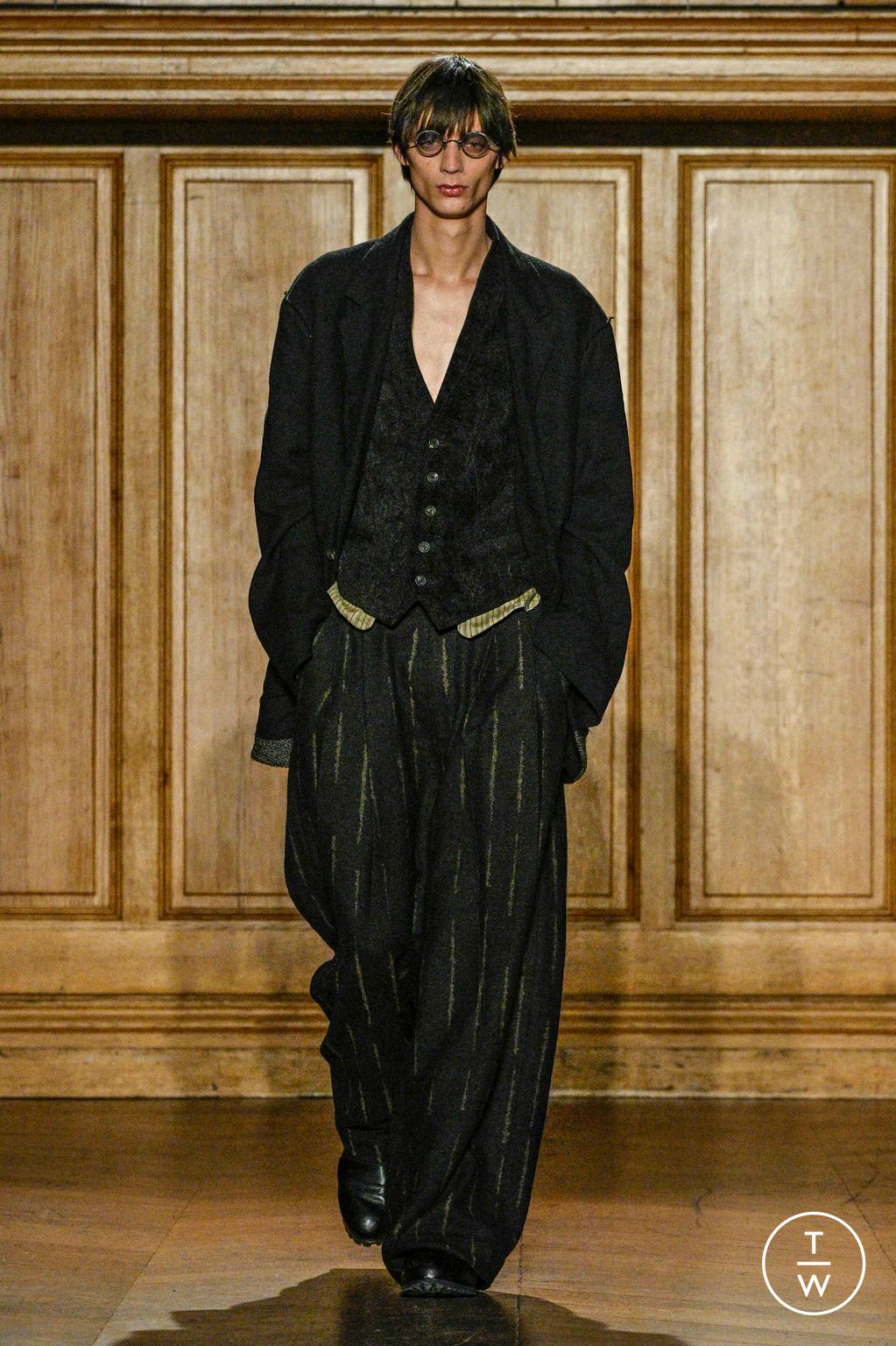 Fashion Week Paris Fall/Winter 2024 look 21 from the Ziggy Chen collection menswear