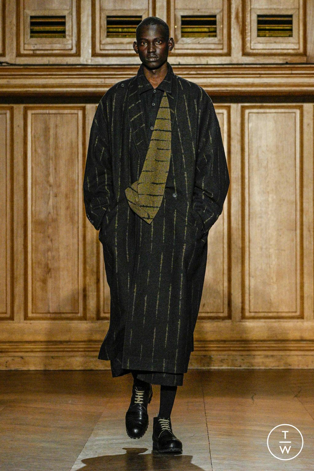 Fashion Week Paris Fall/Winter 2024 look 28 from the Ziggy Chen collection 男装
