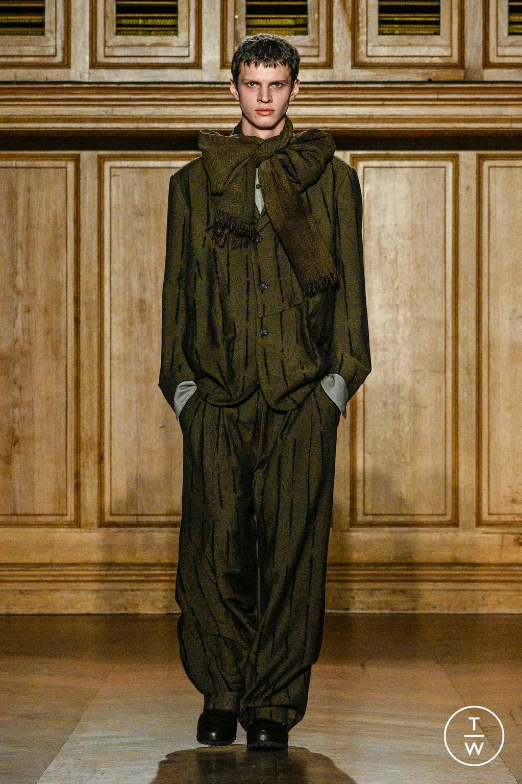 Fashion Week Paris Fall/Winter 2024 look 30 from the Ziggy Chen collection 男装