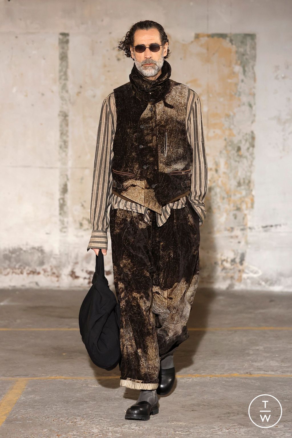 Fashion Week Paris Fall/Winter 2025 look 6 de la collection Ziggy Chen menswear