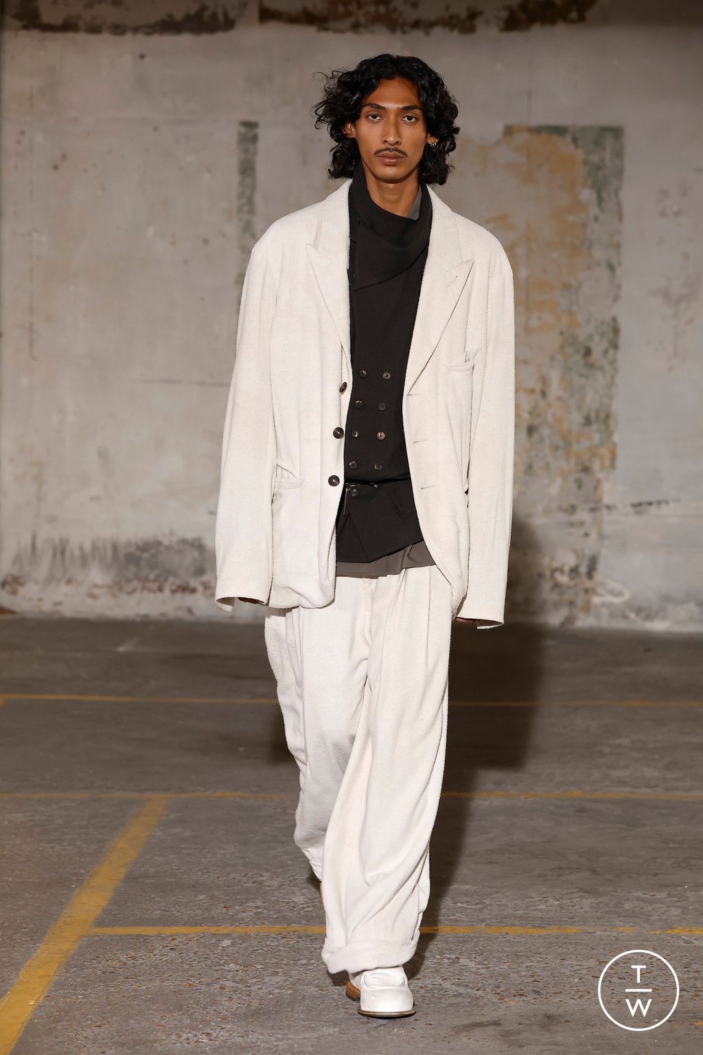 Fashion Week Paris Fall/Winter 2025 look 8 from the Ziggy Chen collection 男装