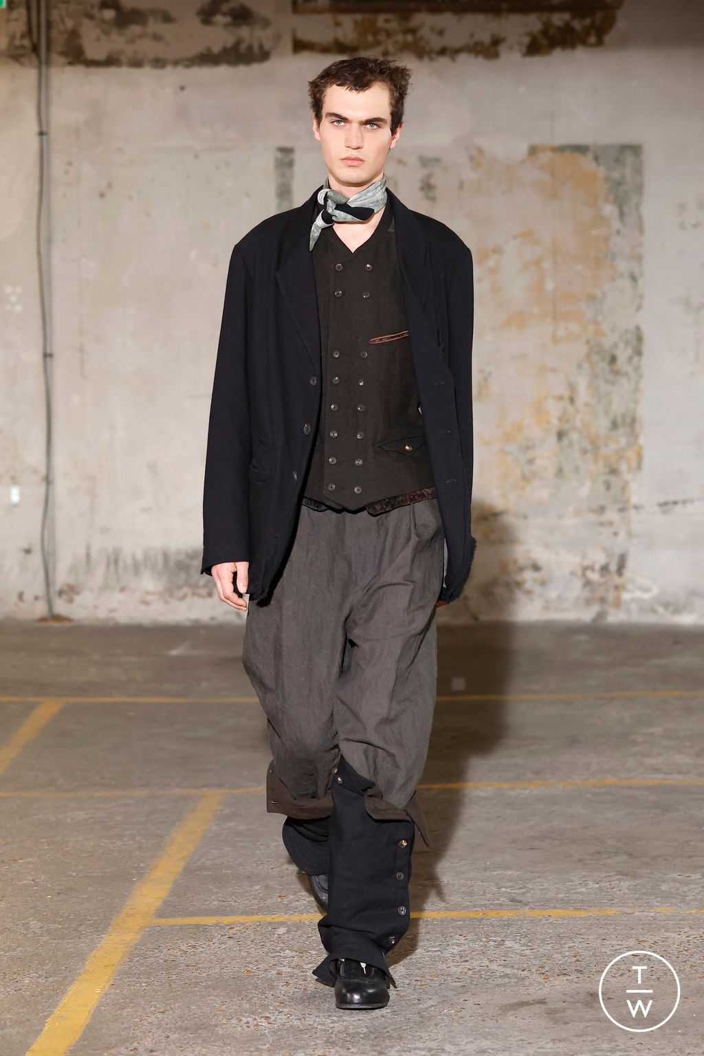 Fashion Week Paris Fall/Winter 2025 look 16 from the Ziggy Chen collection menswear