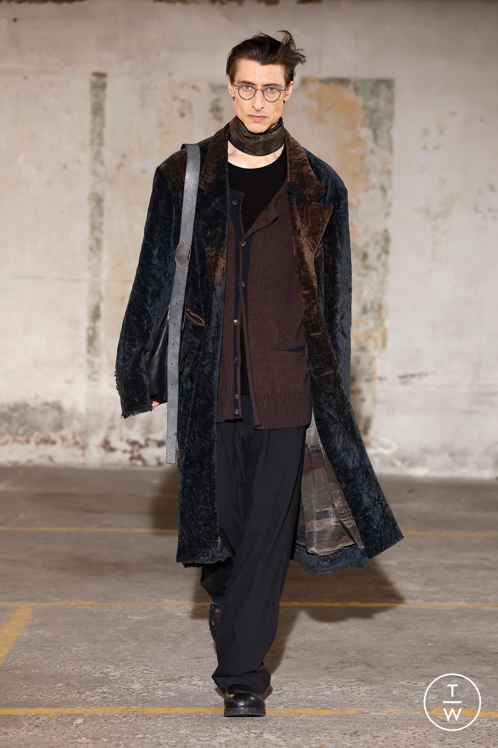 Fashion Week Paris Fall/Winter 2025 look 19 from the Ziggy Chen collection menswear