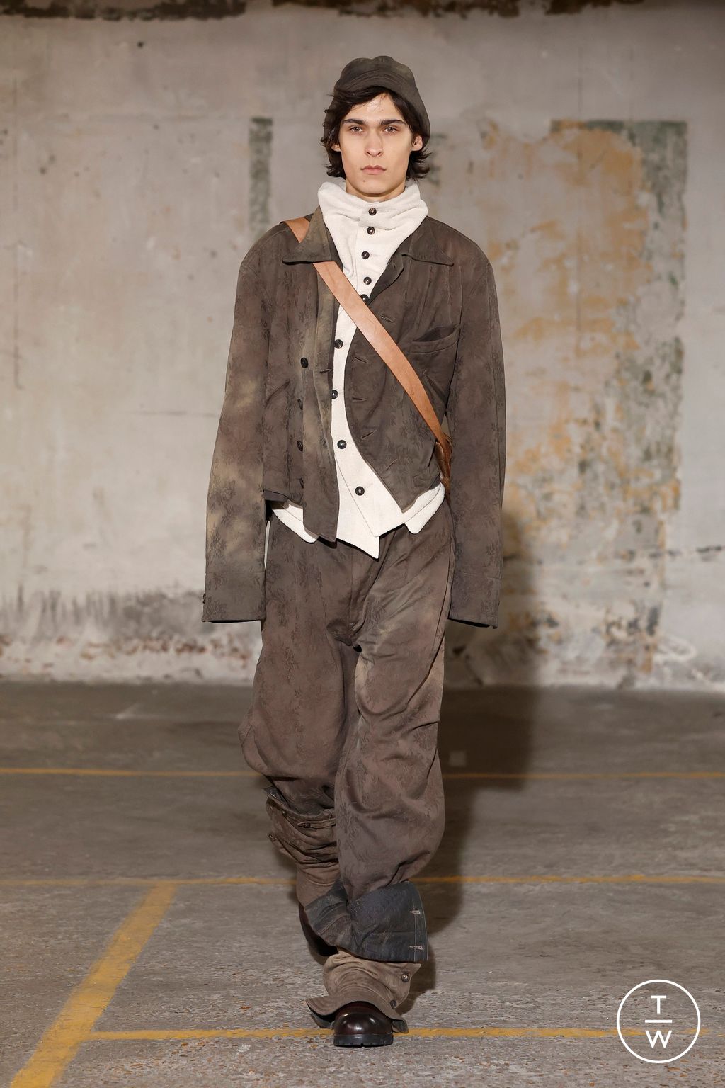 Fashion Week Paris Fall/Winter 2025 look 21 from the Ziggy Chen collection menswear