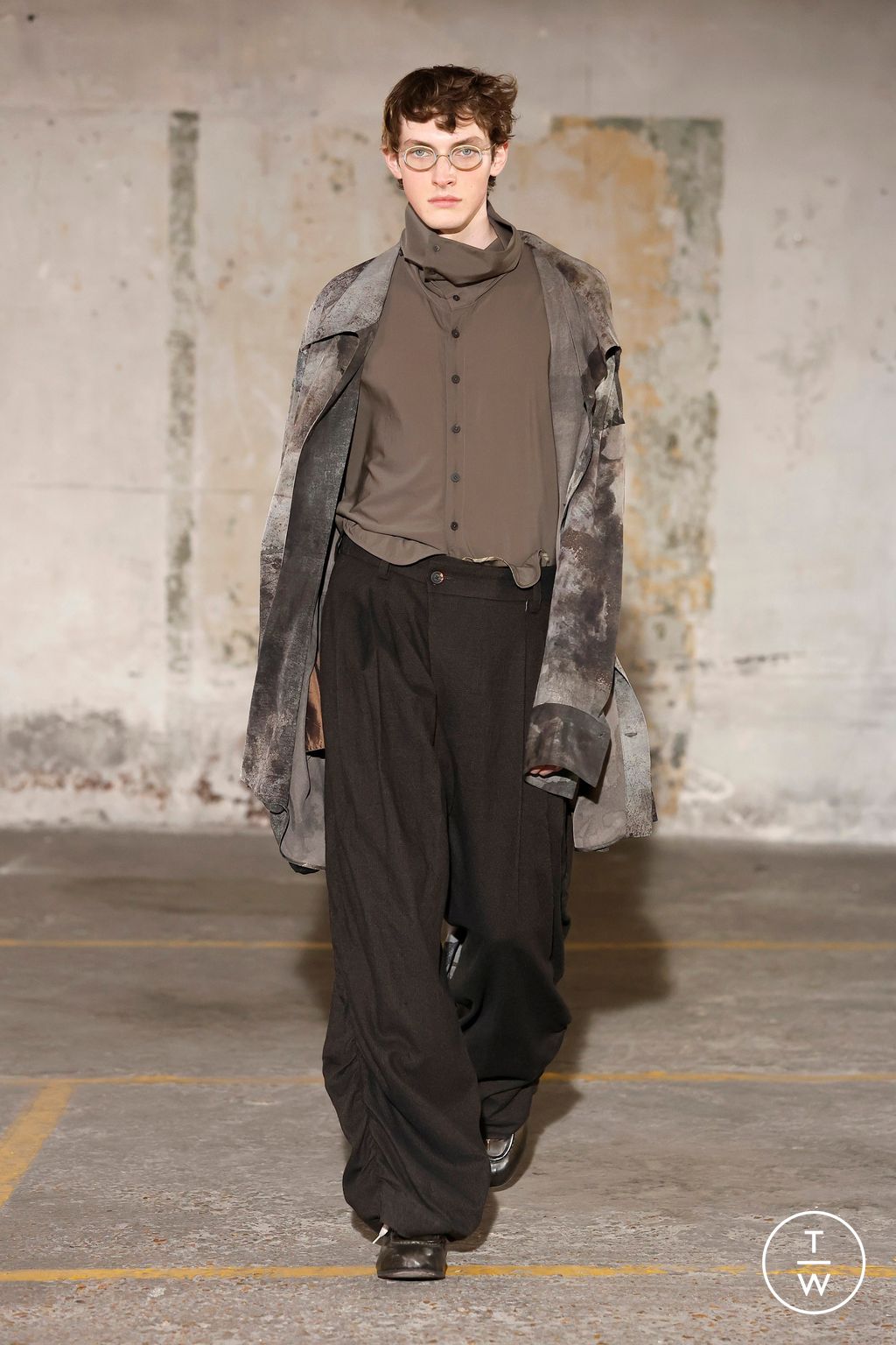 Fashion Week Paris Fall/Winter 2025 look 22 from the Ziggy Chen collection menswear