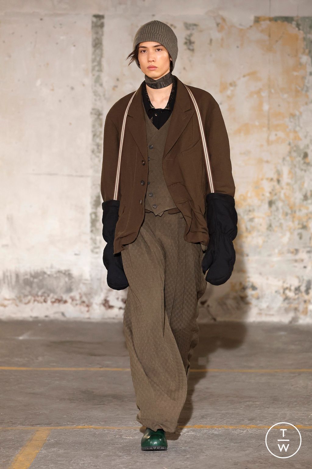Fashion Week Paris Fall/Winter 2025 look 24 from the Ziggy Chen collection menswear