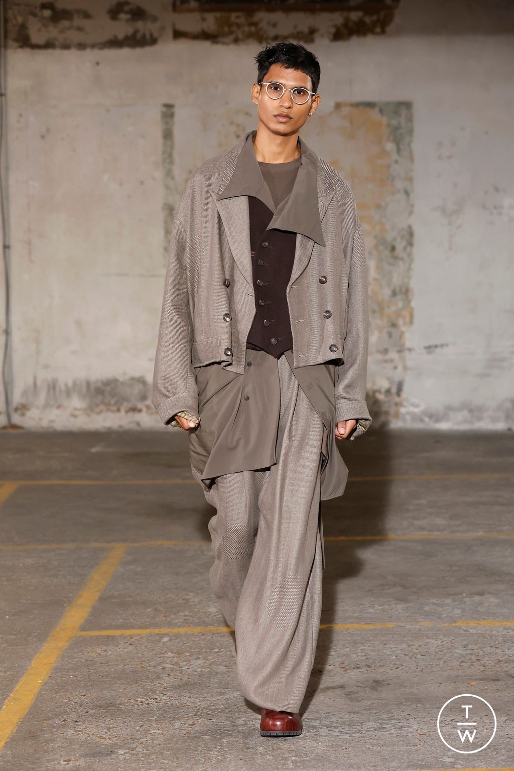 Fashion Week Paris Fall/Winter 2025 look 29 from the Ziggy Chen collection menswear