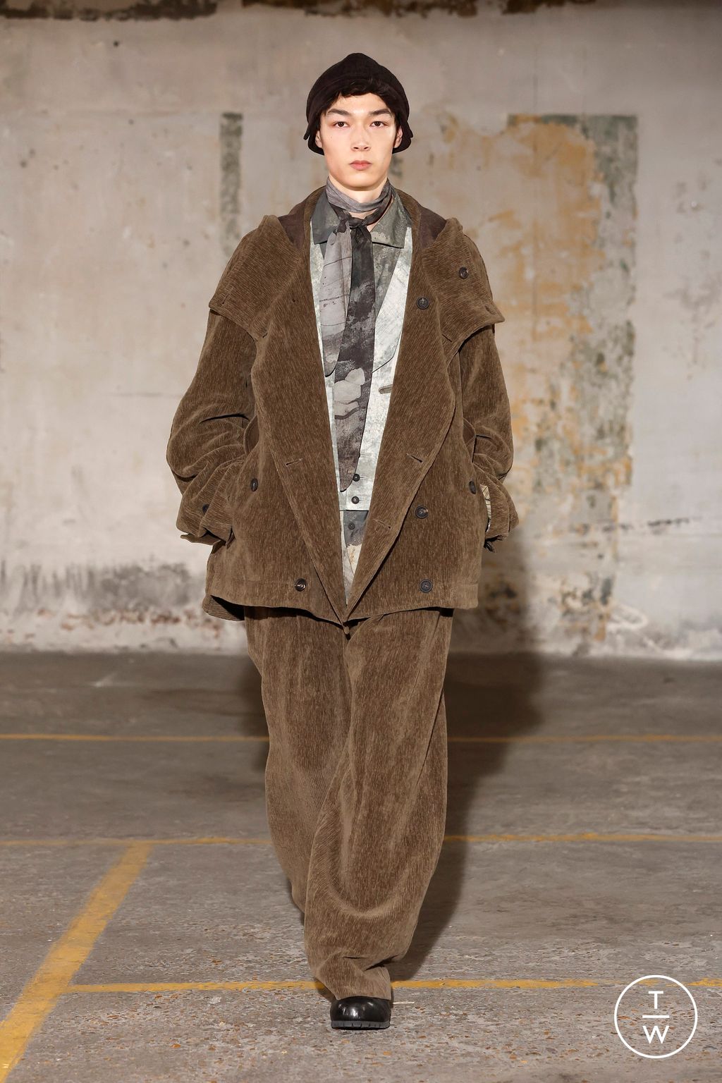 Fashion Week Paris Fall/Winter 2025 look 30 from the Ziggy Chen collection menswear