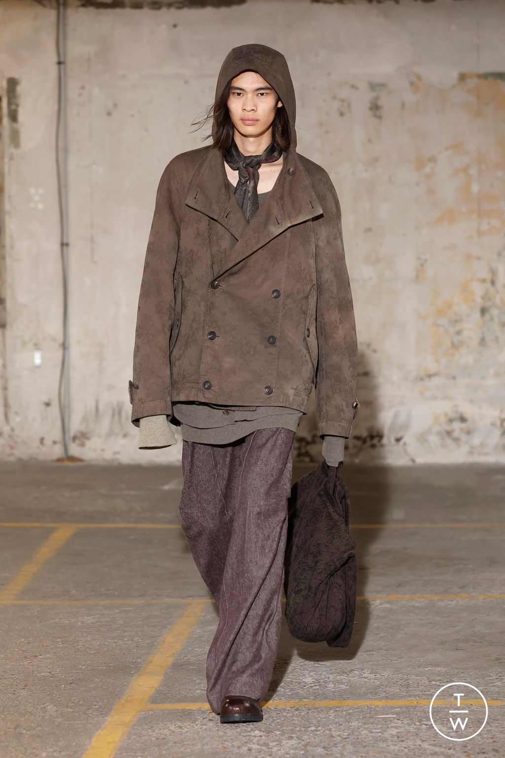 Fashion Week Paris Fall/Winter 2025 look 32 from the Ziggy Chen collection menswear