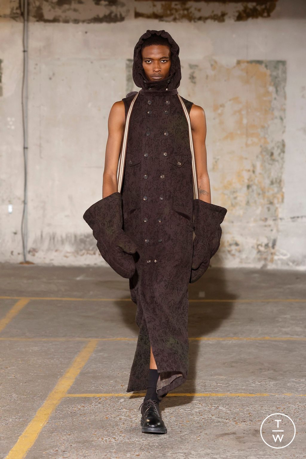 Fashion Week Paris Fall/Winter 2025 look 34 from the Ziggy Chen collection 男装