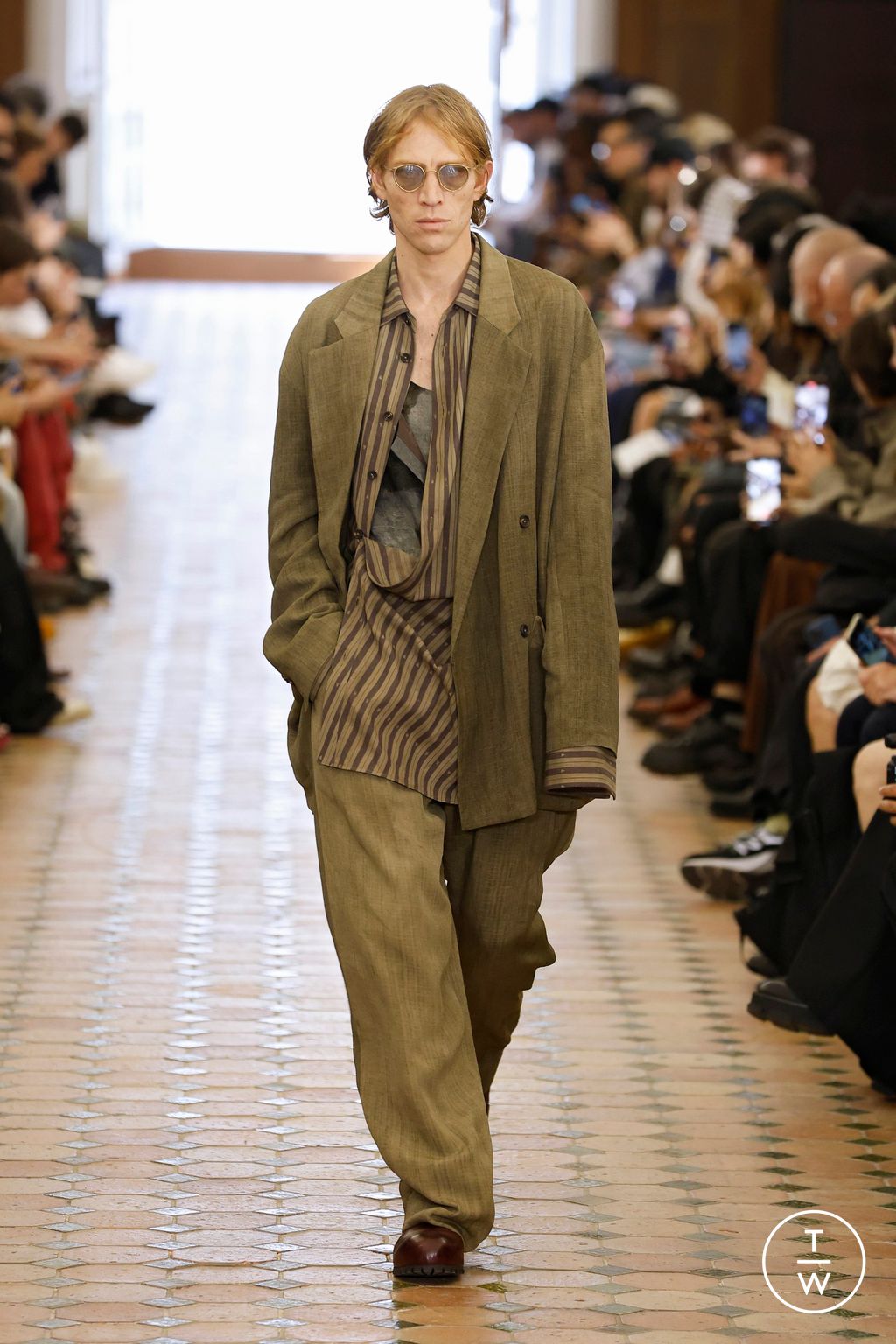 Fashion Week Paris Spring-Summer 2025 look 1 from the Ziggy Chen collection 男装