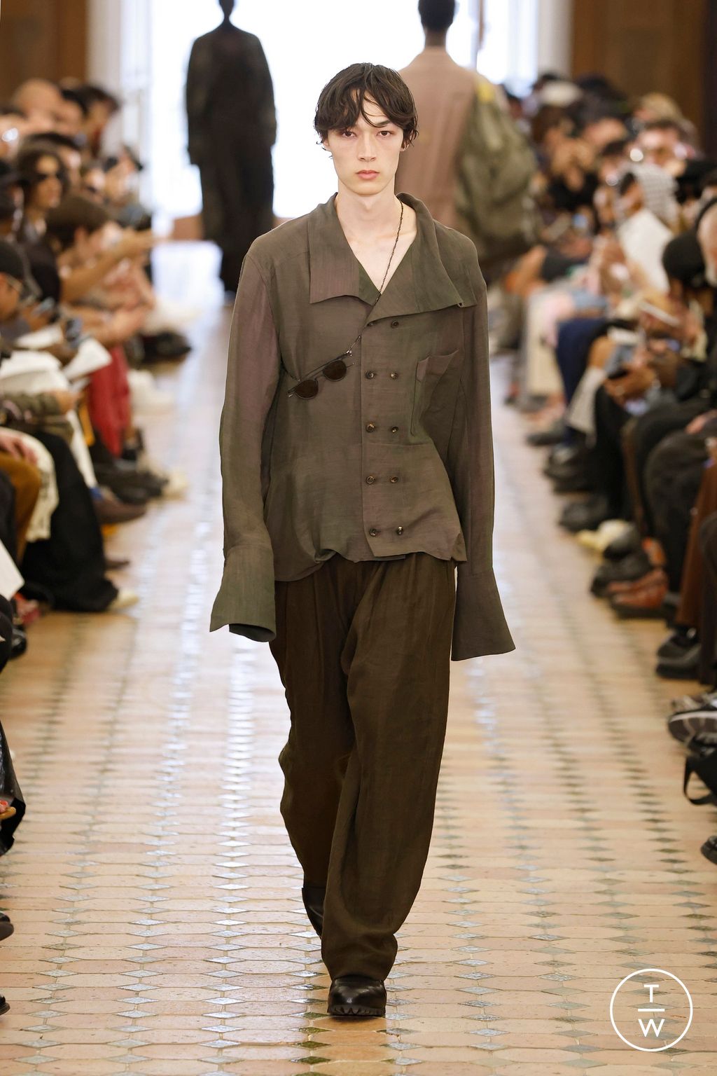 Fashion Week Paris Spring-Summer 2025 look 17 de la collection Ziggy Chen menswear