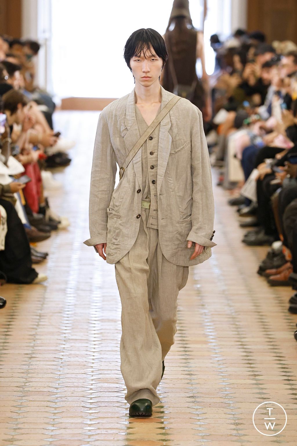 Fashion Week Paris Spring-Summer 2025 look 22 from the Ziggy Chen collection 男装