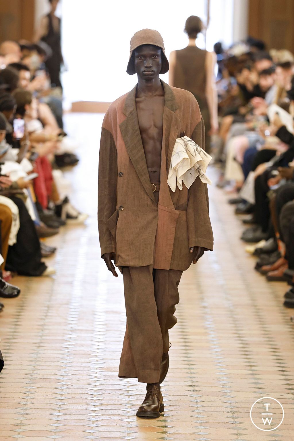 Fashion Week Paris Spring-Summer 2025 look 28 from the Ziggy Chen collection menswear