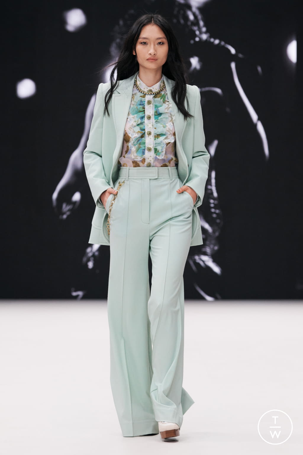 Fashion Week New York Fall/Winter 2021 look 26 from the Zimmermann collection 女装