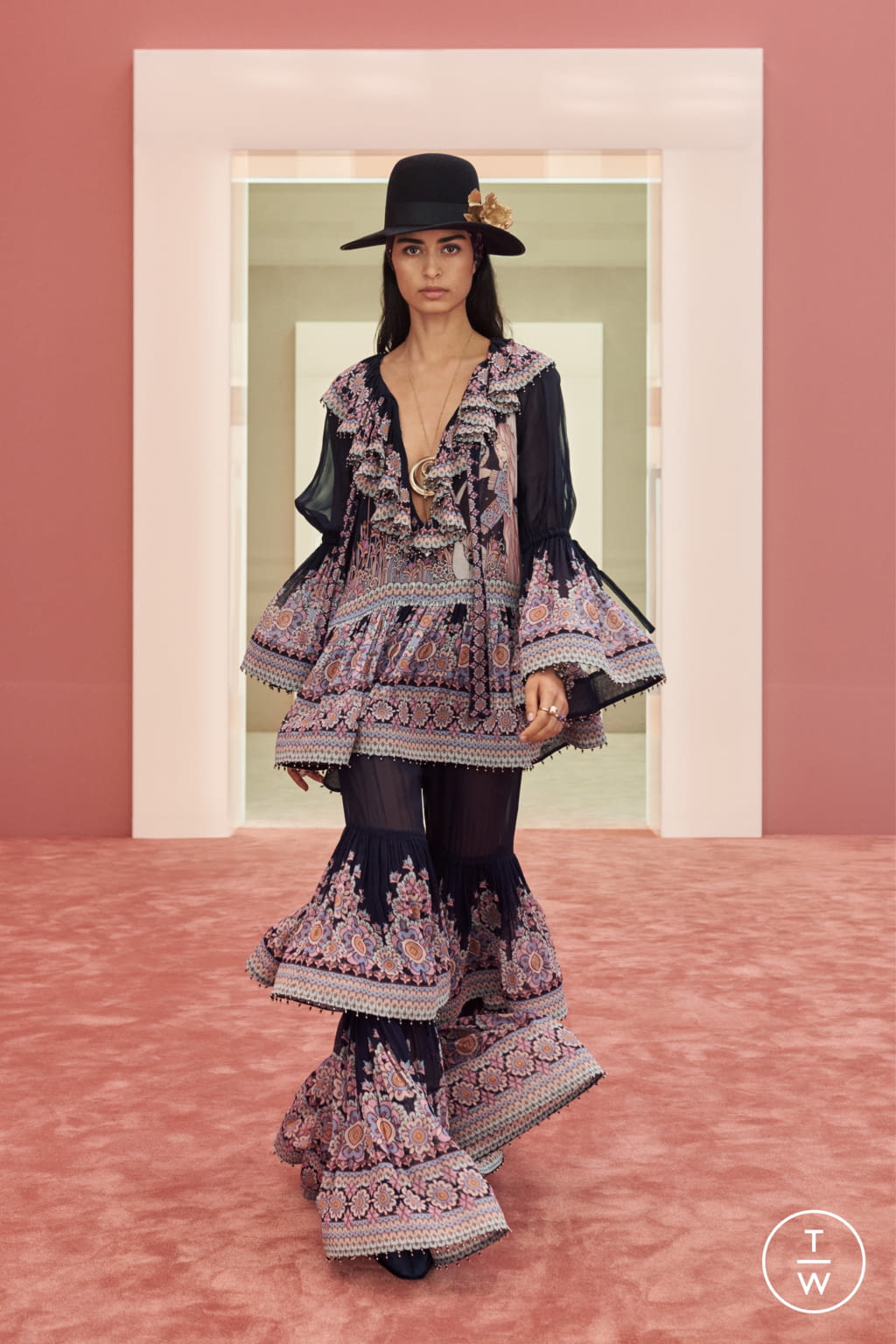 Fashion Week New York Fall/Winter 2022 look 20 from the Zimmermann collection 女装