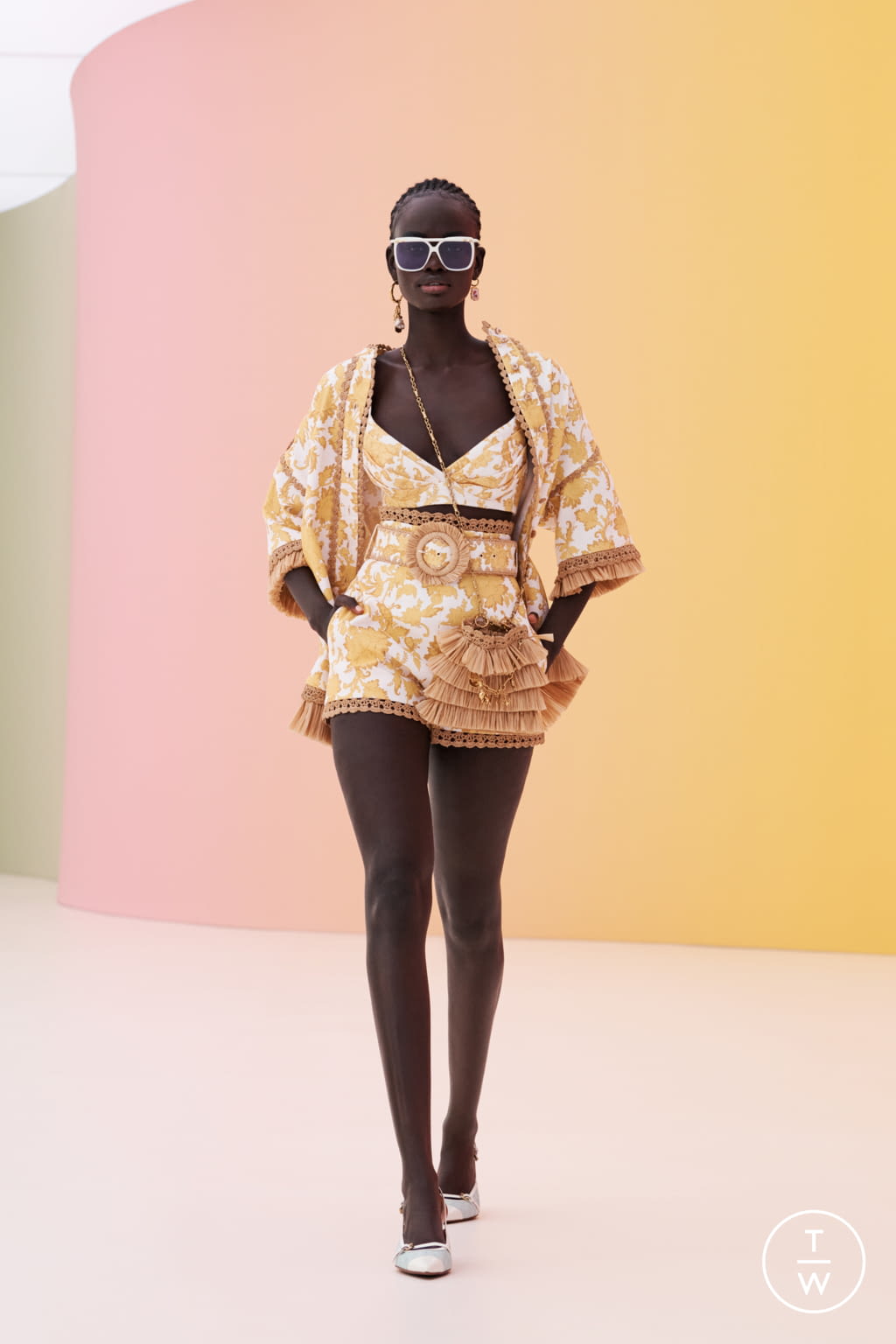 Fashion Week New York Resort 2022 look 16 from the Zimmermann collection 女装