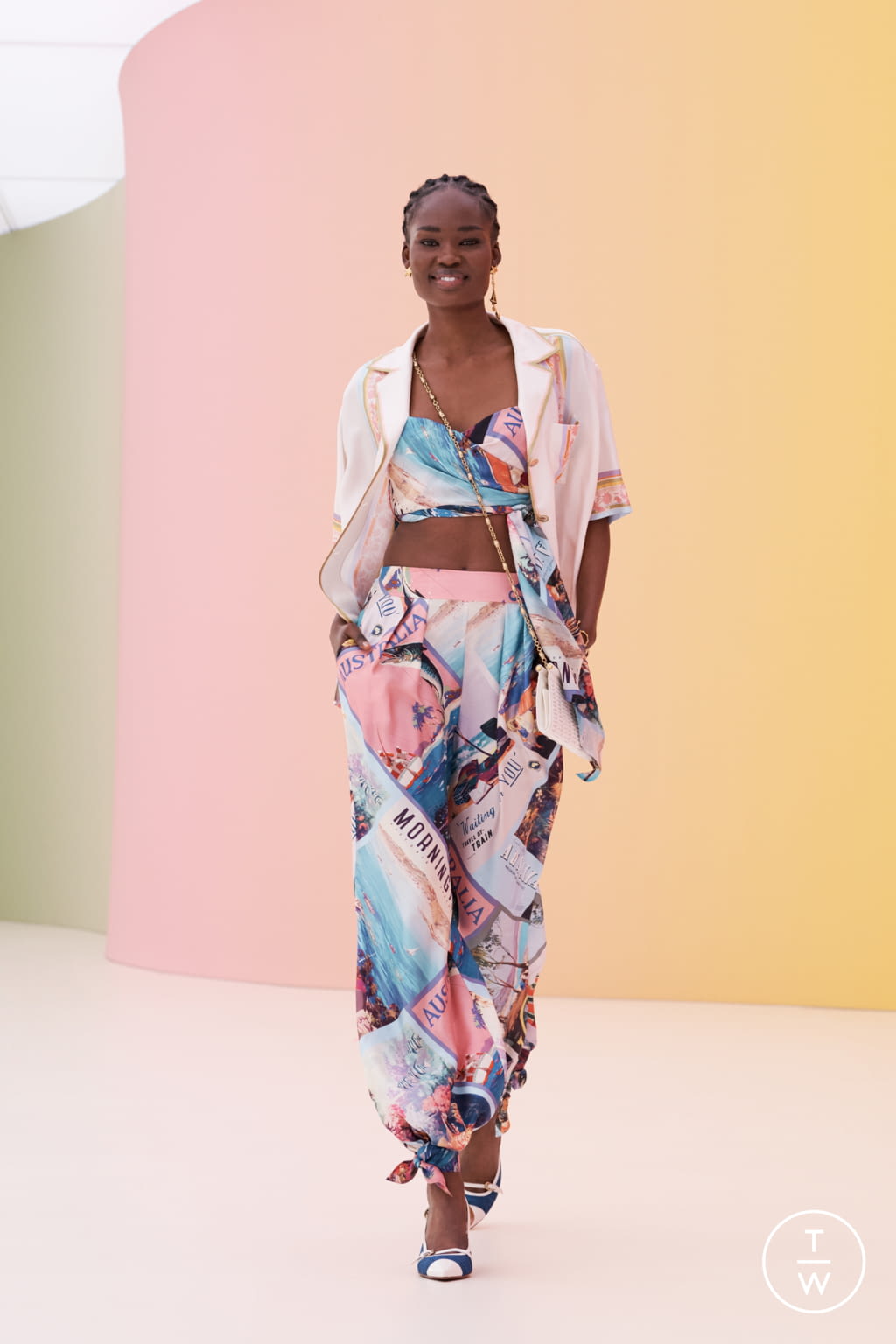Fashion Week New York Resort 2022 look 3 from the Zimmermann collection 女装