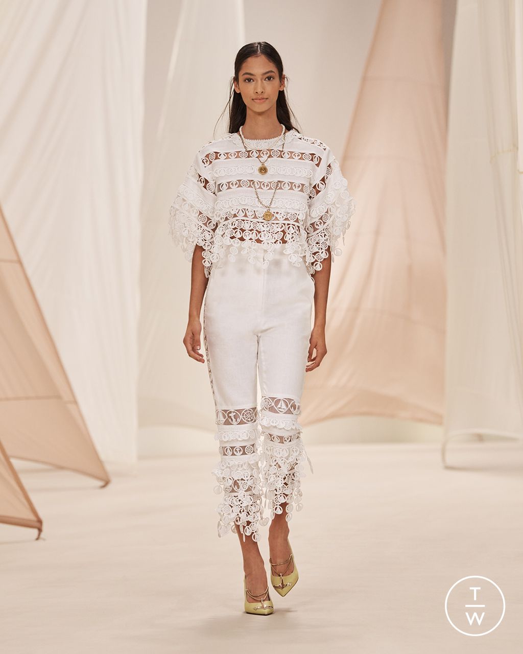 Fashion Week New York Resort 2023 look 15 from the Zimmermann collection 女装