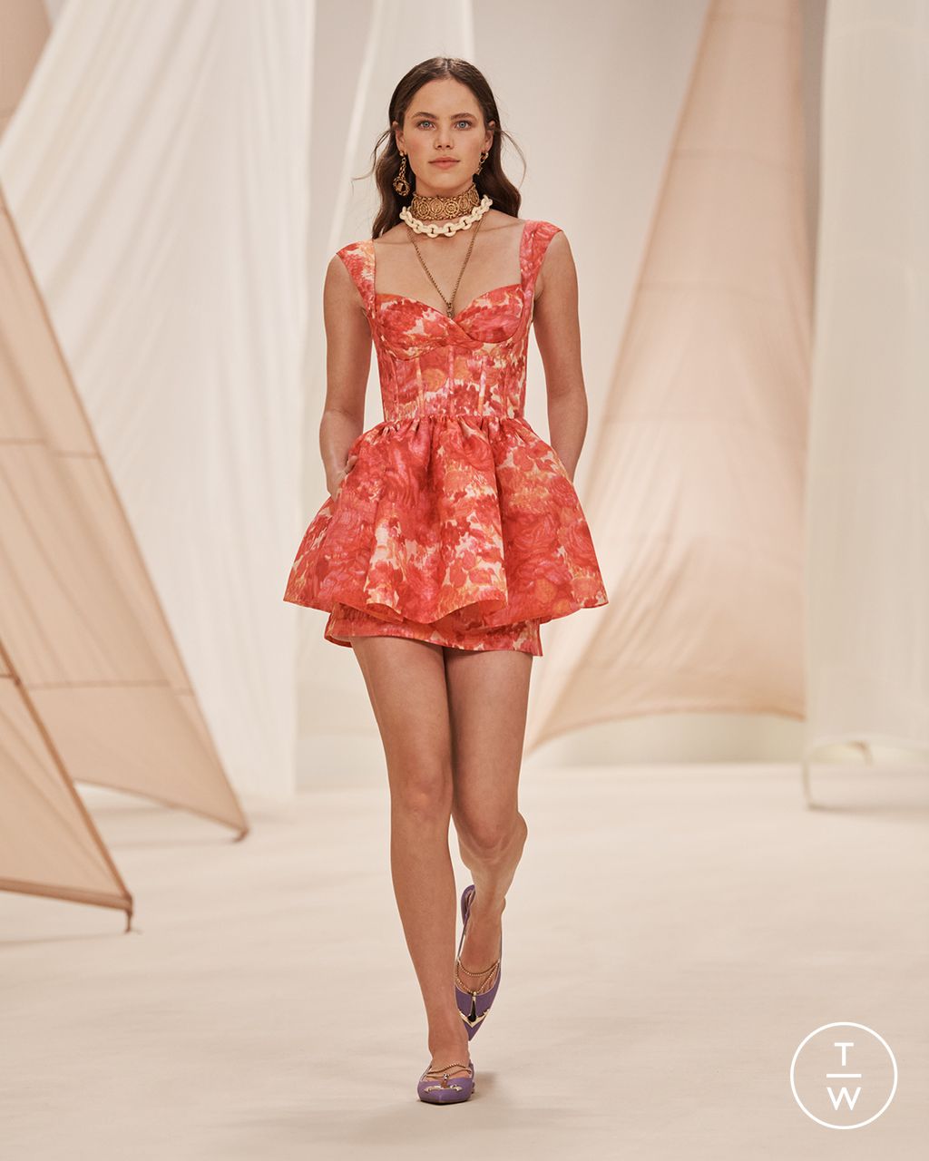 Fashion Week New York Resort 2023 look 19 from the Zimmermann collection 女装