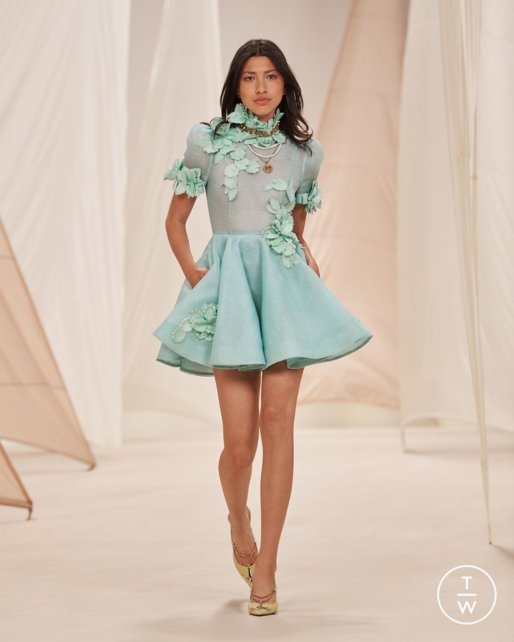 Fashion Week New York Resort 2023 look 25 from the Zimmermann collection 女装