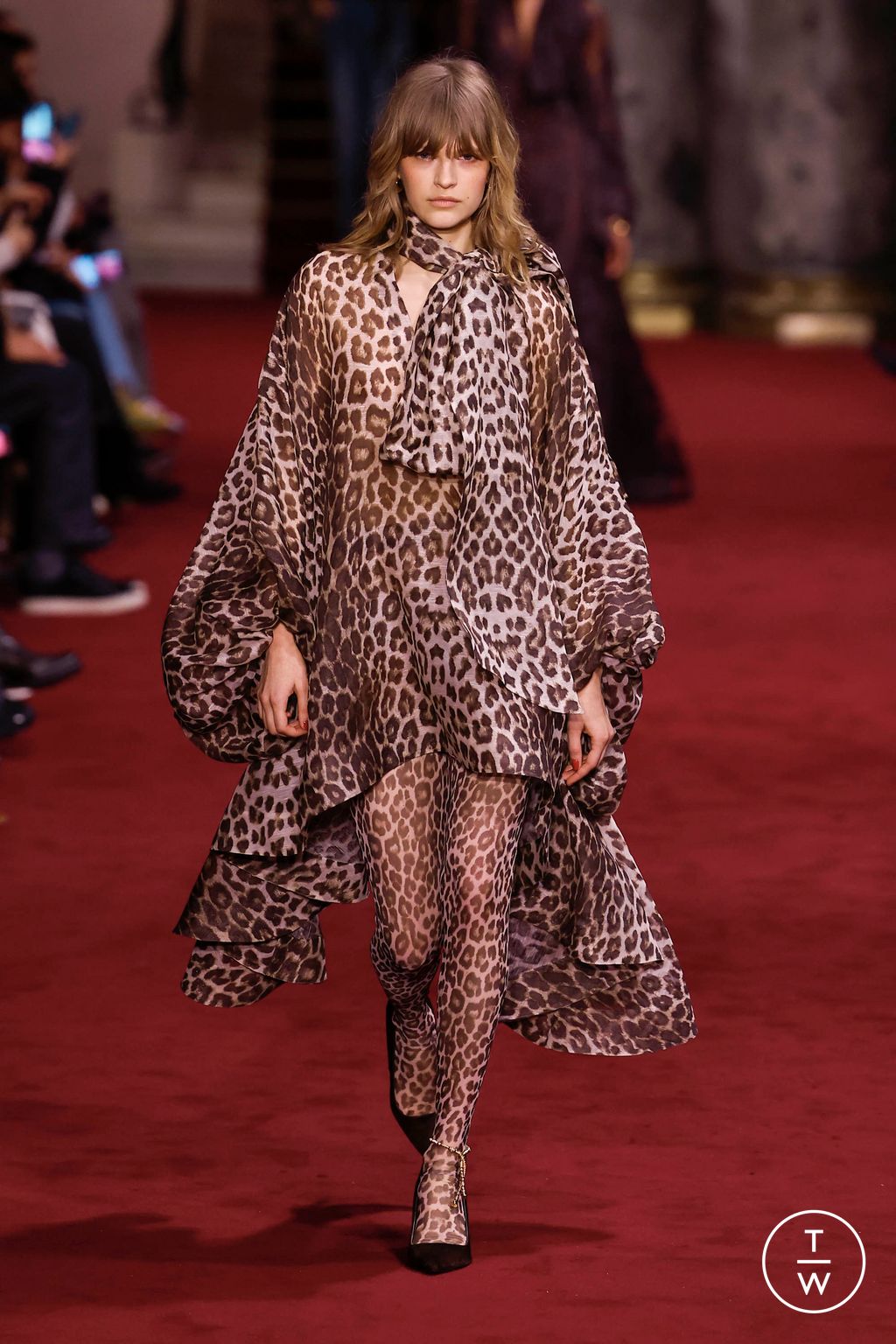 Fashion Week Paris Fall/Winter 2024 look 3 from the Zimmermann collection 女装