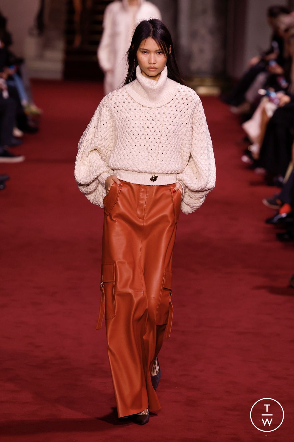 Fashion Week Paris Fall/Winter 2024 look 27 from the Zimmermann collection 女装