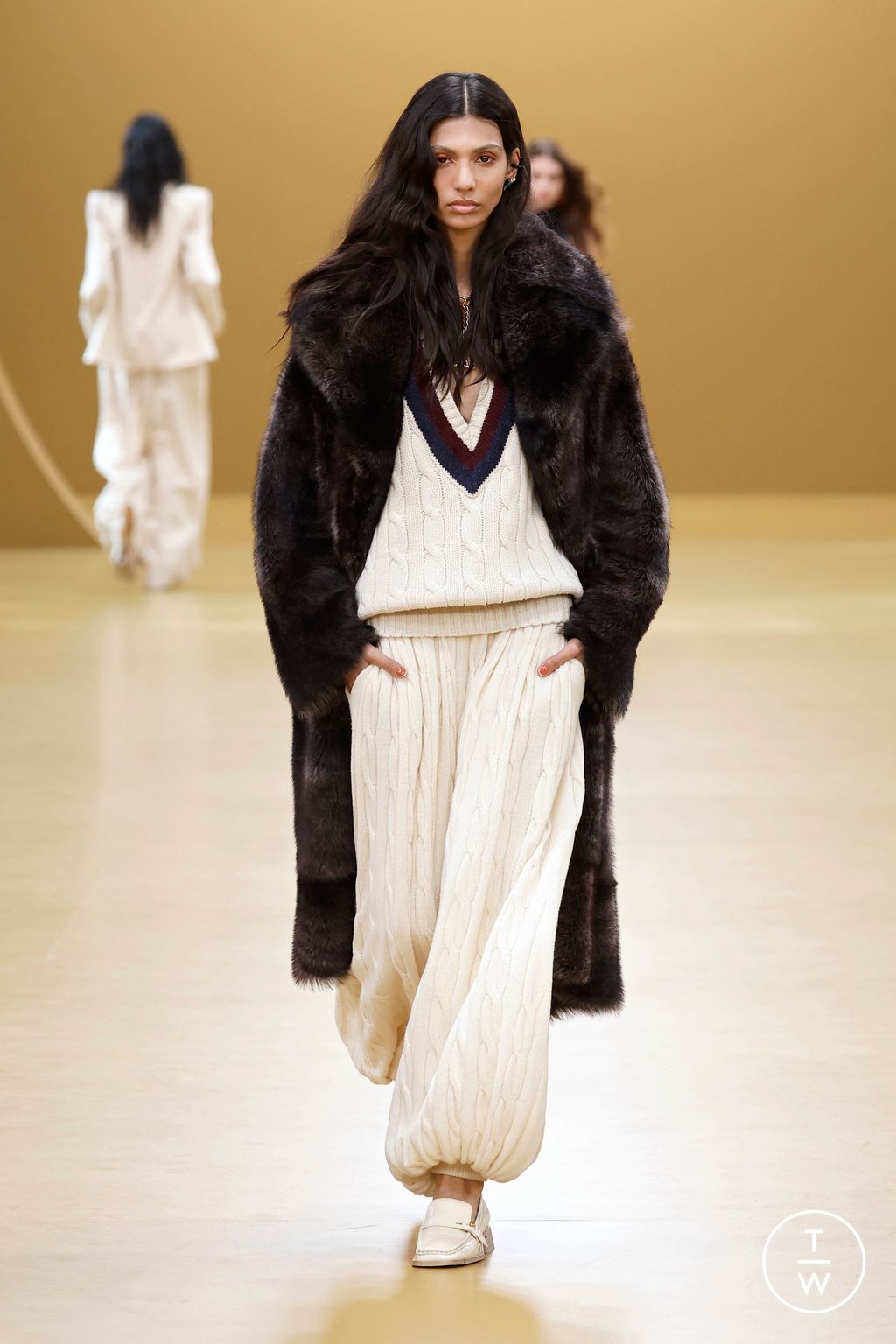 Fashion Week Paris Fall/Winter 2026 look 10 from the Zimmermann collection 女装