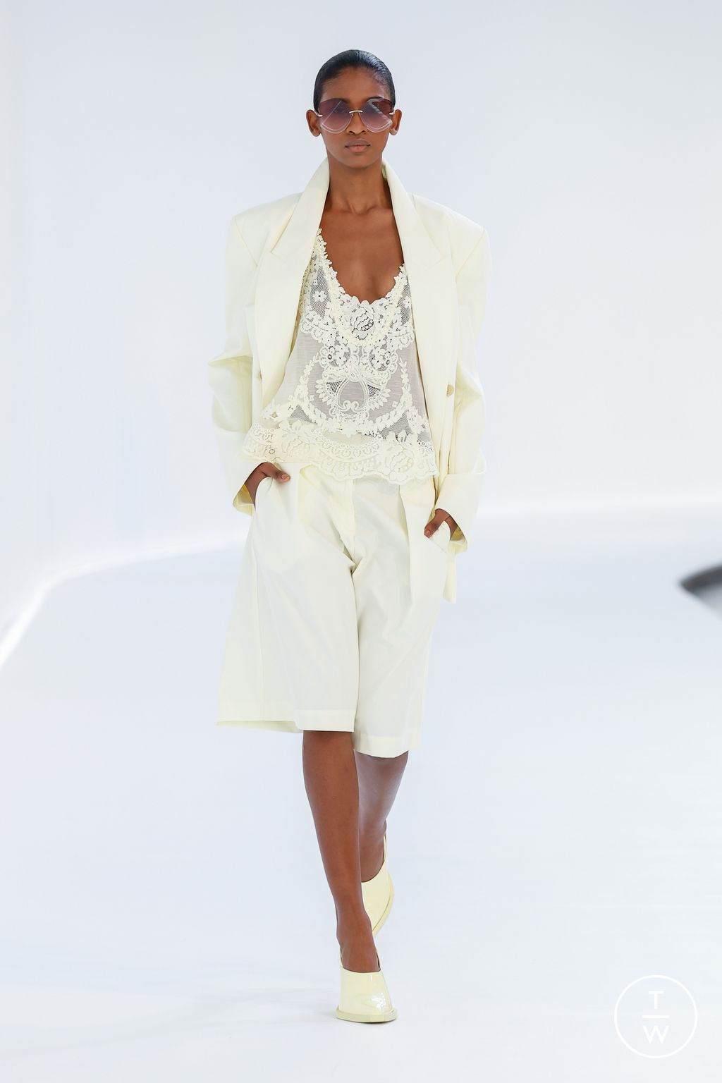 Fashion Week Paris Spring/Summer 2024 look 28 from the Zimmermann collection 女装
