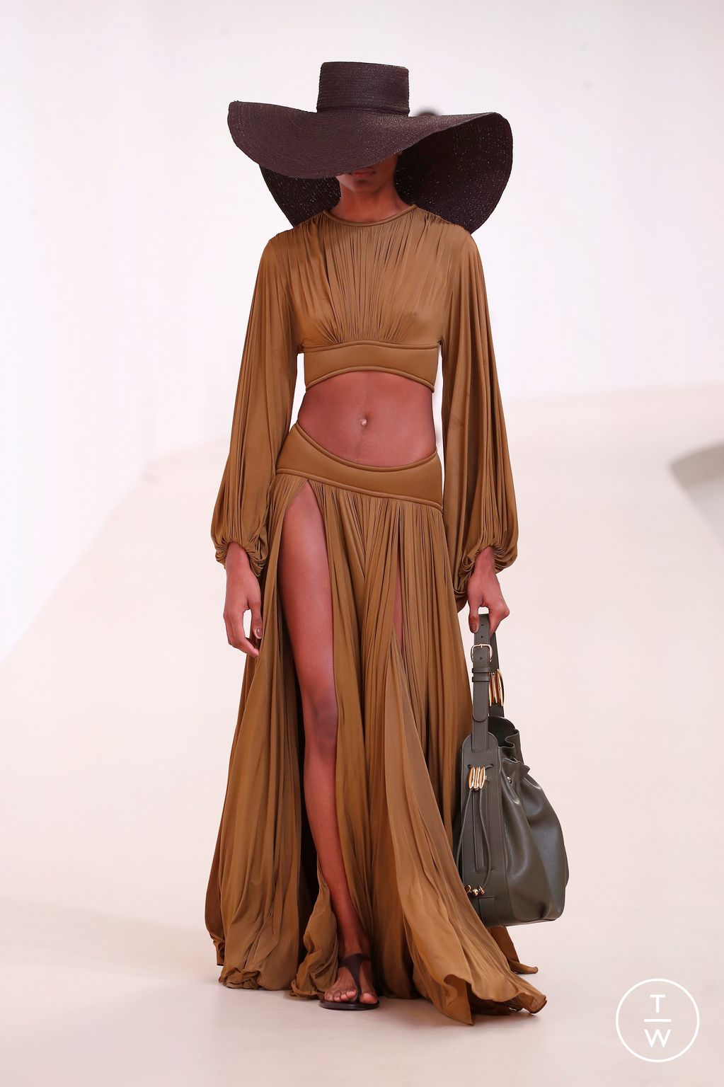 Fashion Week Paris Spring/Summer 2025 look 15 from the Zimmermann collection 女装