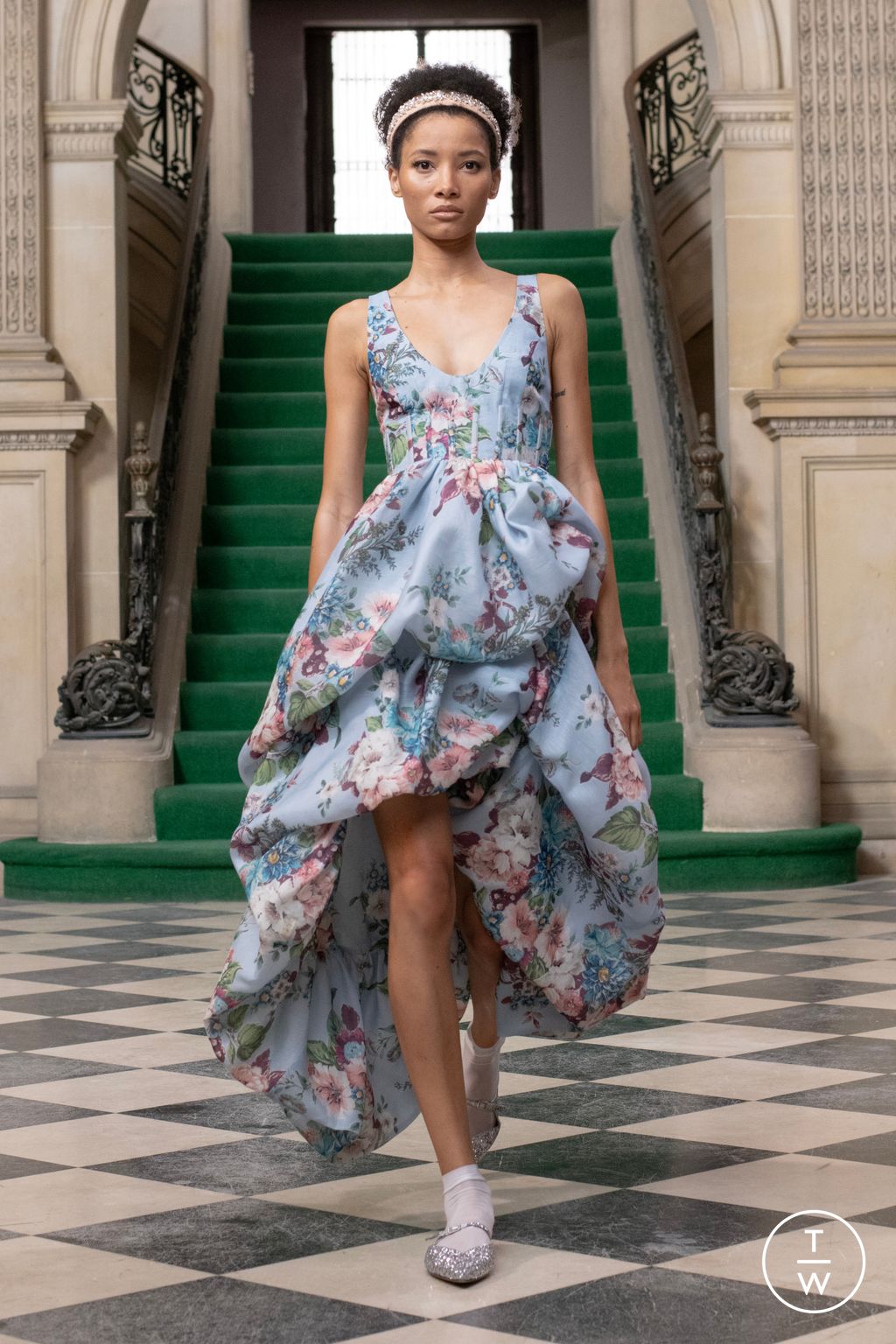 Fashion Week Paris Resort 2024 look 17 from the Zimmermann collection 女装