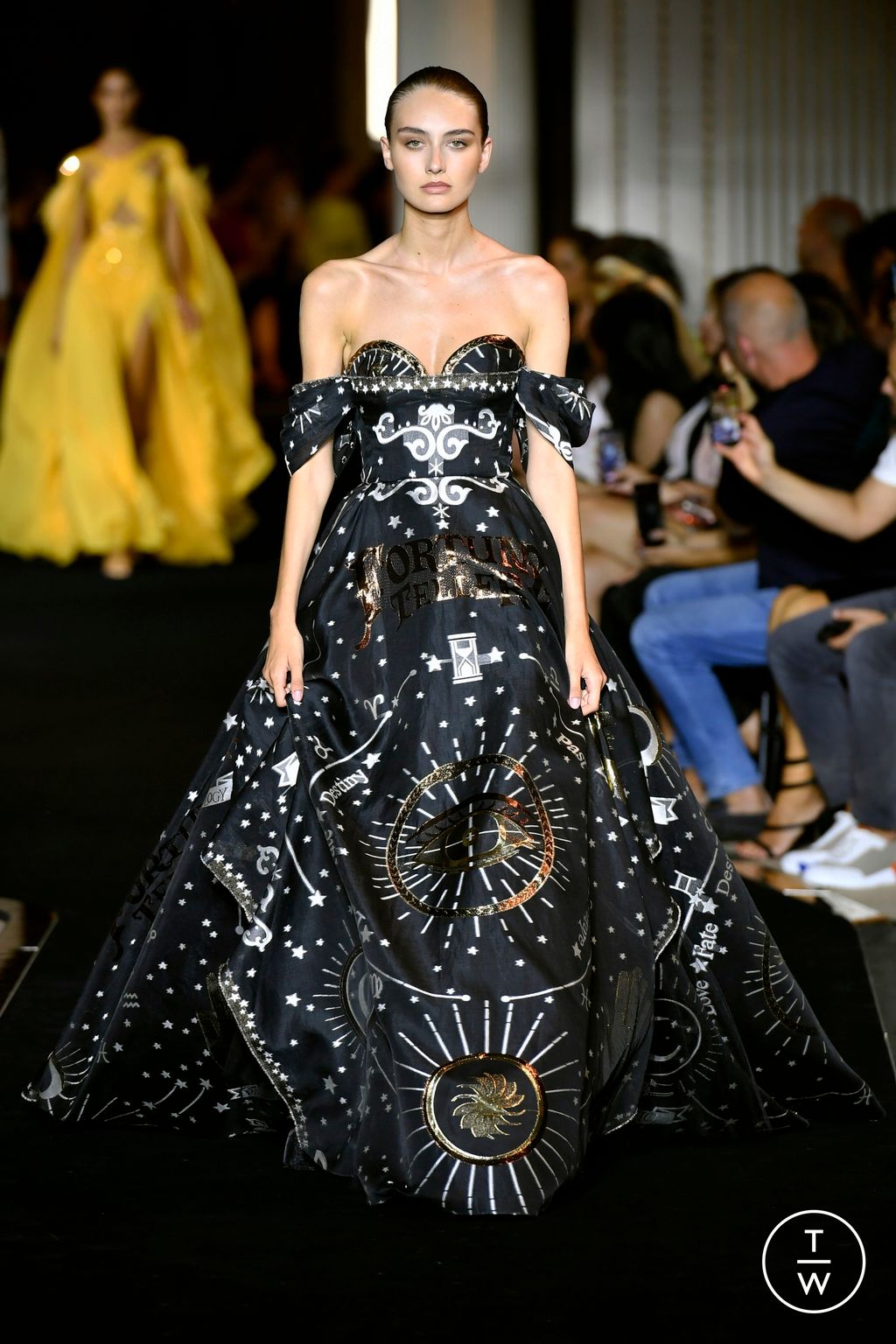 Fashion Week Paris Fall/Winter 2022 look 36 from the Zuhair Murad collection couture