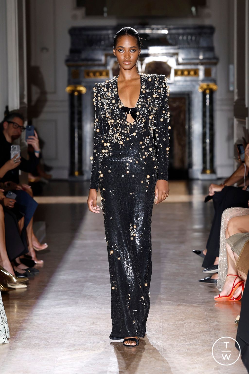 Fashion Week Paris Fall/Winter 2024 look 5 from the Zuhair Murad collection 高级定制