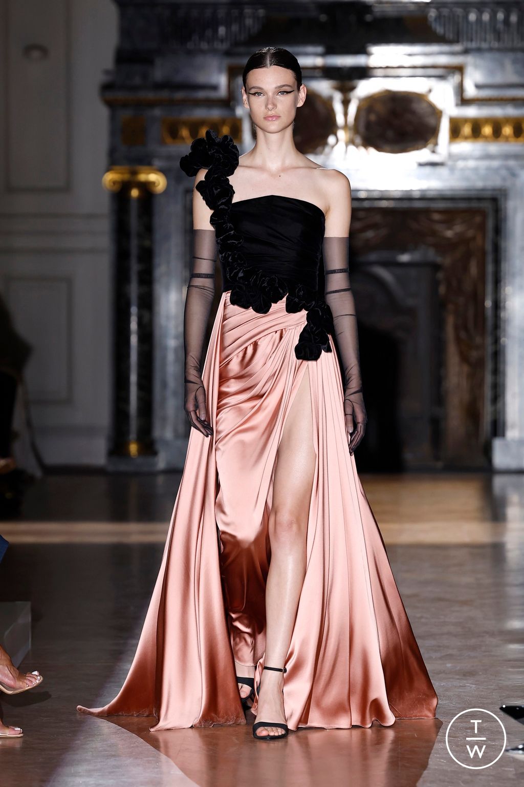 Fashion Week Paris Fall/Winter 2024 look 8 de la collection Zuhair Murad couture