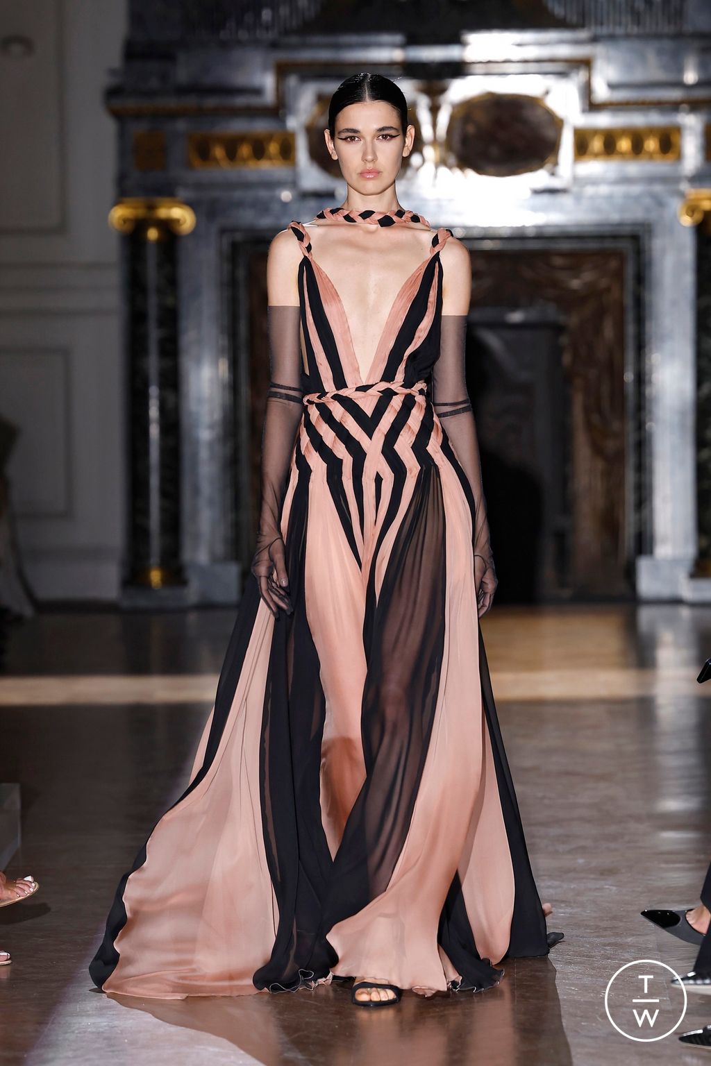 Fashion Week Paris Fall/Winter 2024 look 9 de la collection Zuhair Murad couture