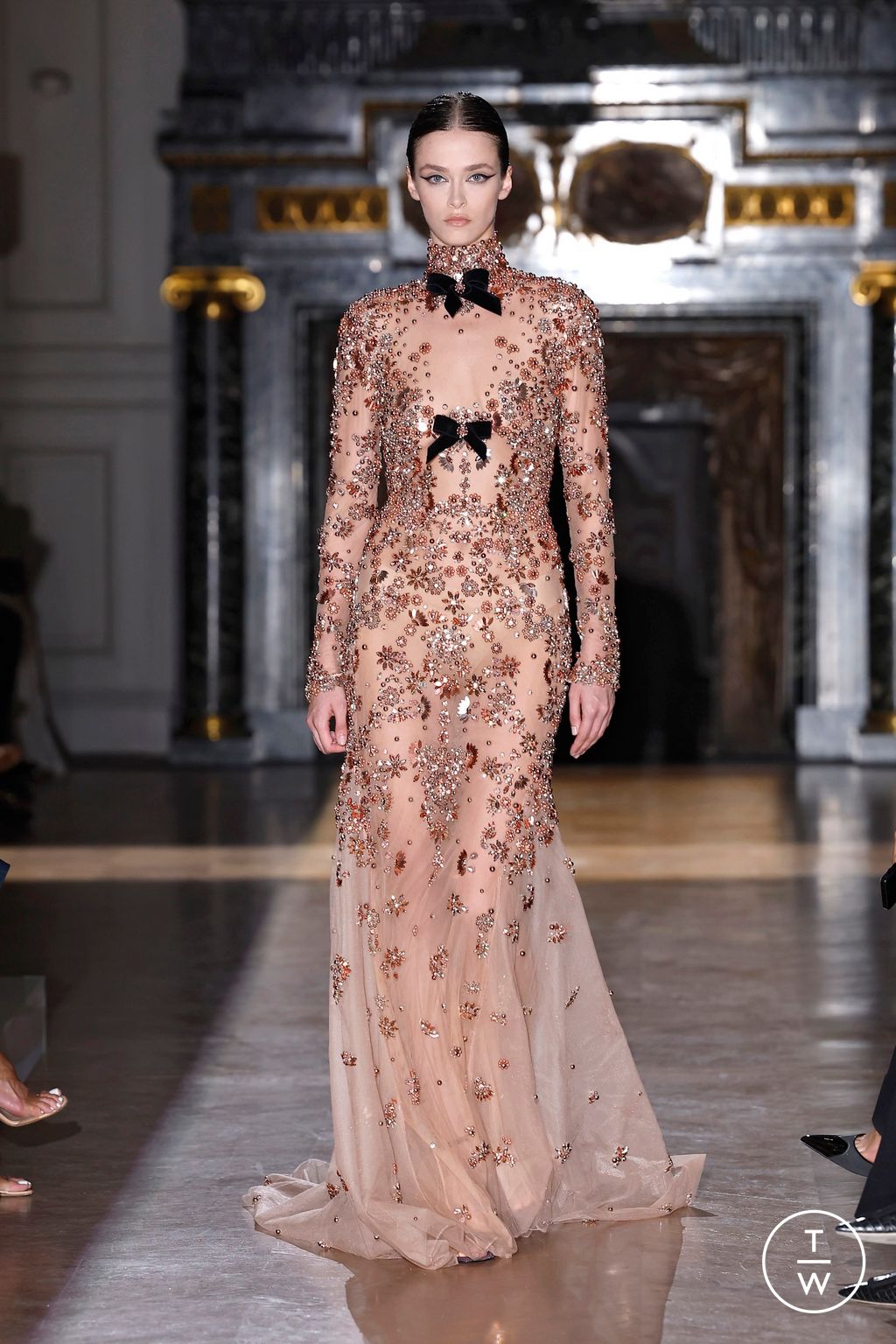 Fashion Week Paris Fall/Winter 2024 look 10 from the Zuhair Murad collection 高级定制