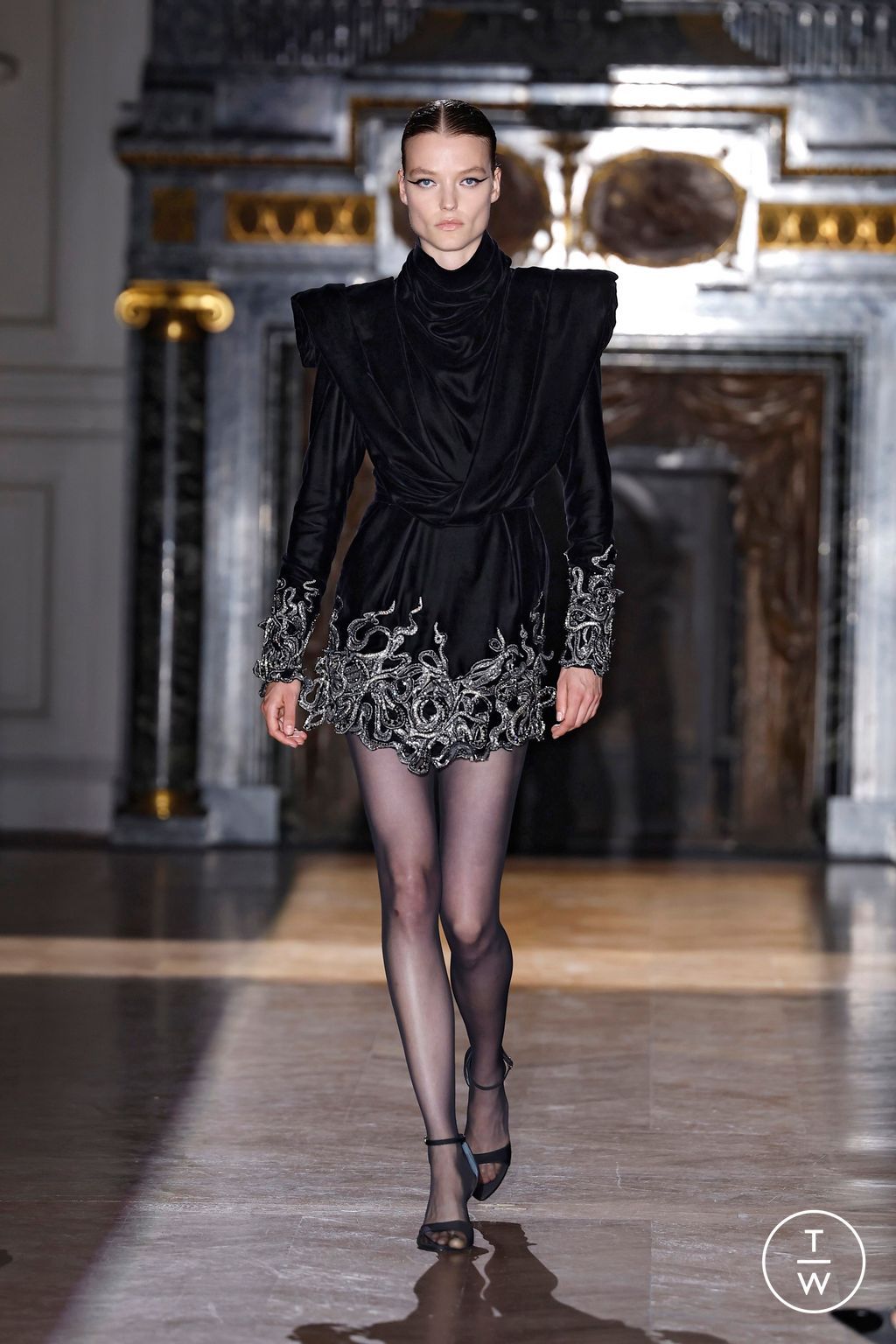 Fashion Week Paris Fall/Winter 2024 look 13 from the Zuhair Murad collection 高级定制