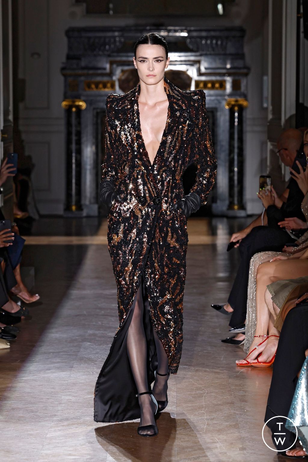 Fashion Week Paris Fall/Winter 2024 look 16 from the Zuhair Murad collection 高级定制