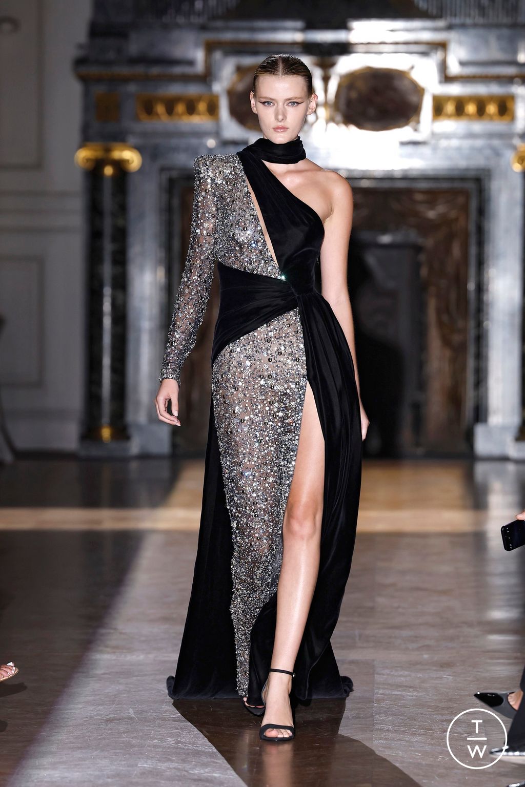 Fashion Week Paris Fall/Winter 2024 look 19 de la collection Zuhair Murad couture