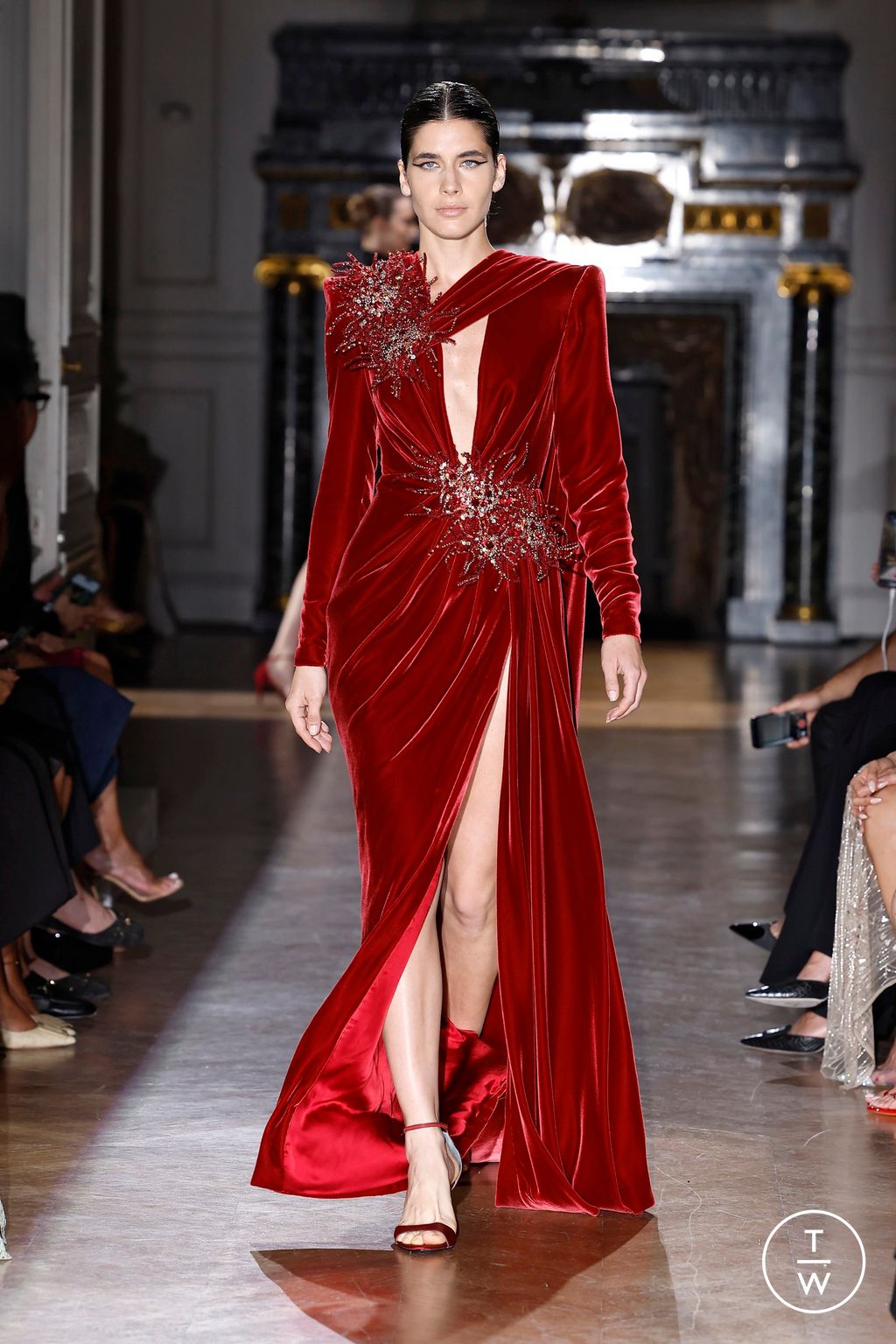 Fashion Week Paris Fall/Winter 2024 look 22 from the Zuhair Murad collection 高级定制