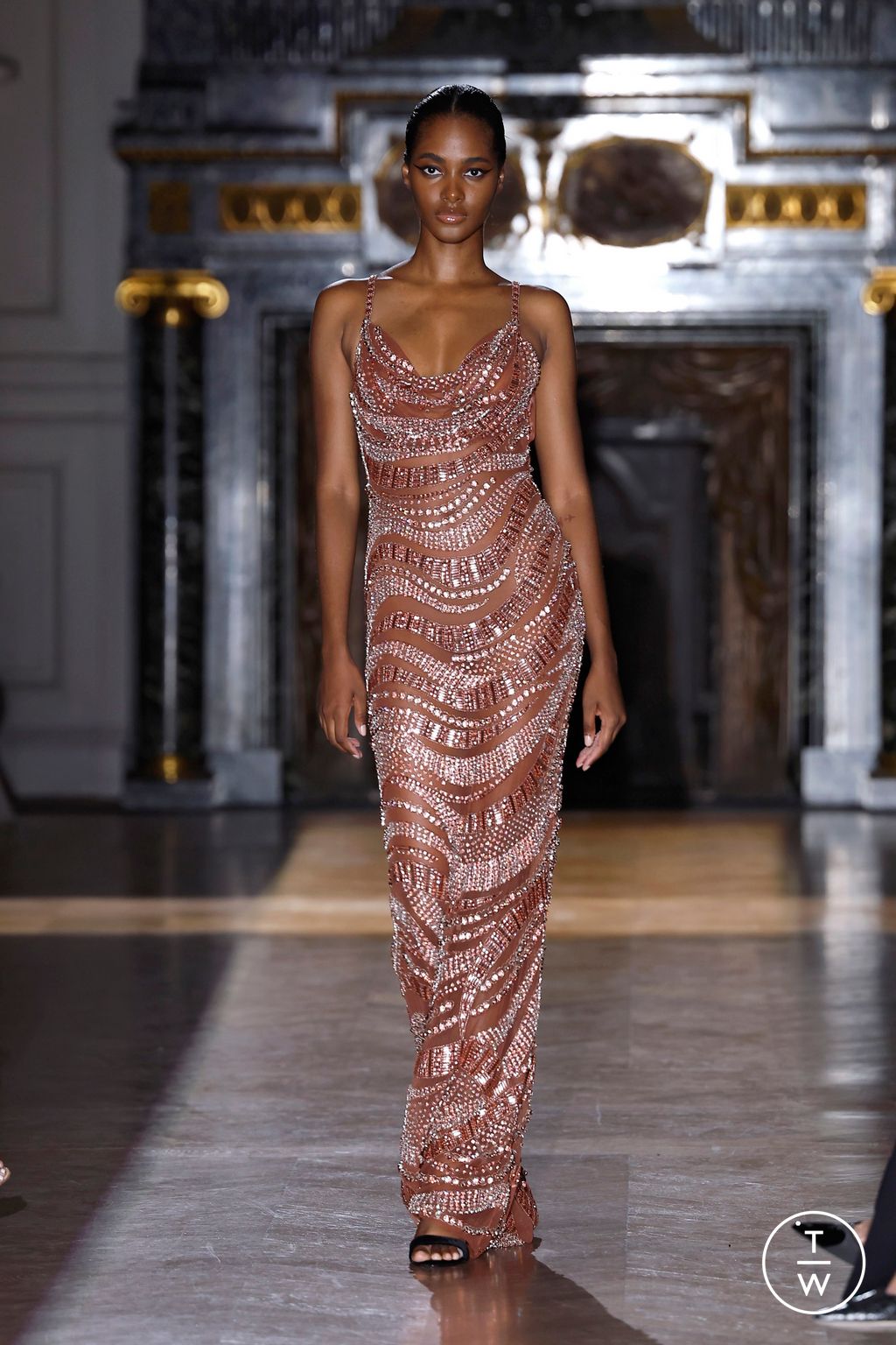 Fashion Week Paris Fall/Winter 2024 look 30 from the Zuhair Murad collection 高级定制