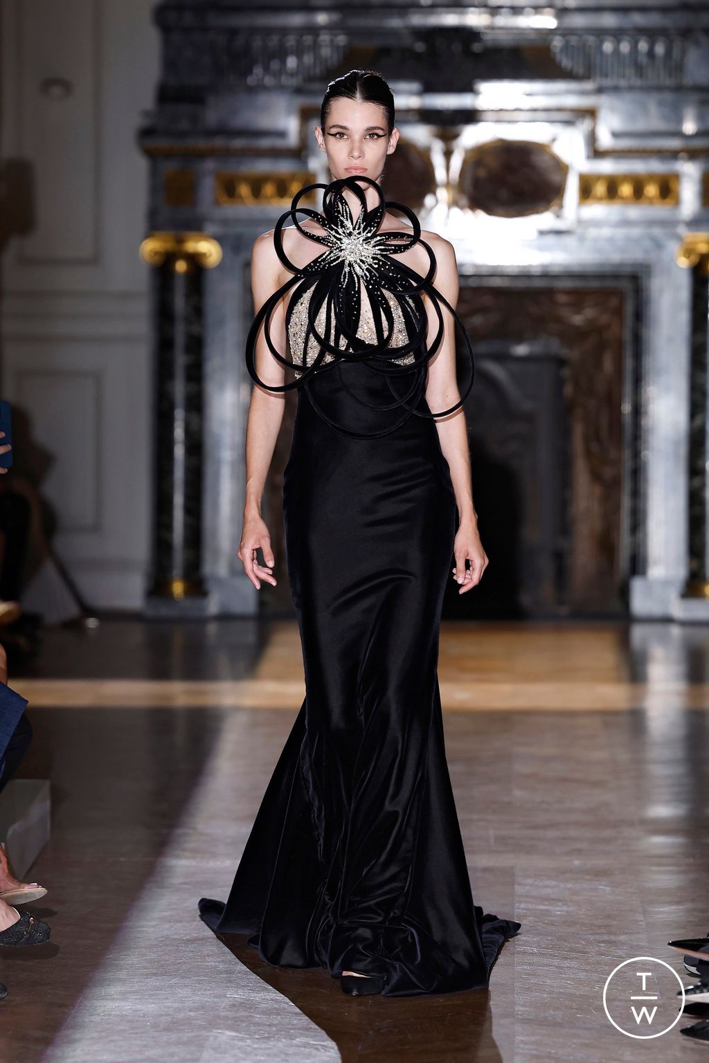 Fashion Week Paris Fall/Winter 2024 look 43 from the Zuhair Murad collection 高级定制