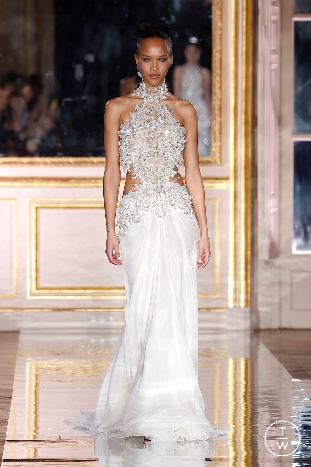 Fashion Week Paris Spring/Summer 2025 look 23 from the Zuhair Murad collection 高级定制