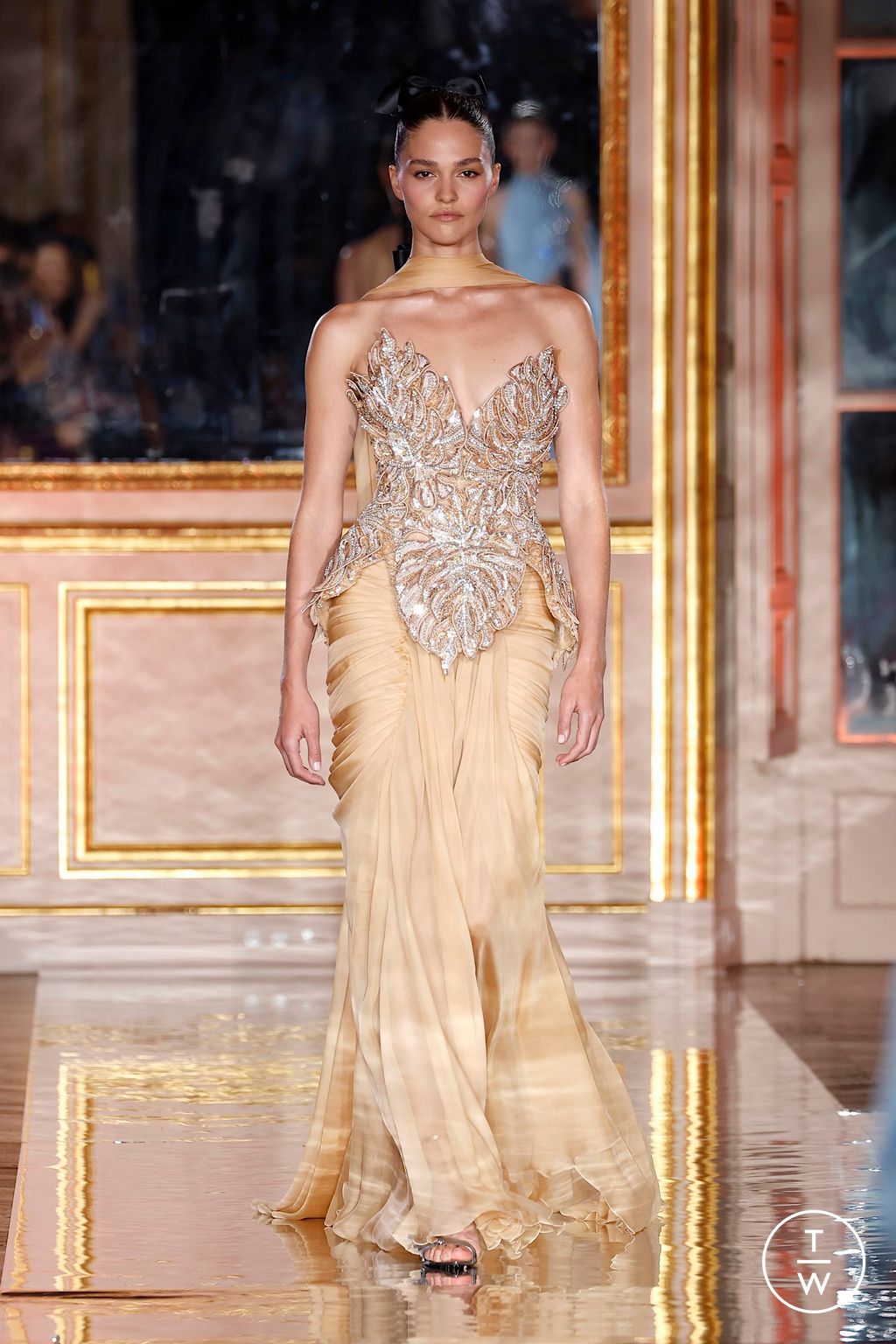 Fashion Week Paris Spring/Summer 2025 look 37 from the Zuhair Murad collection 高级定制