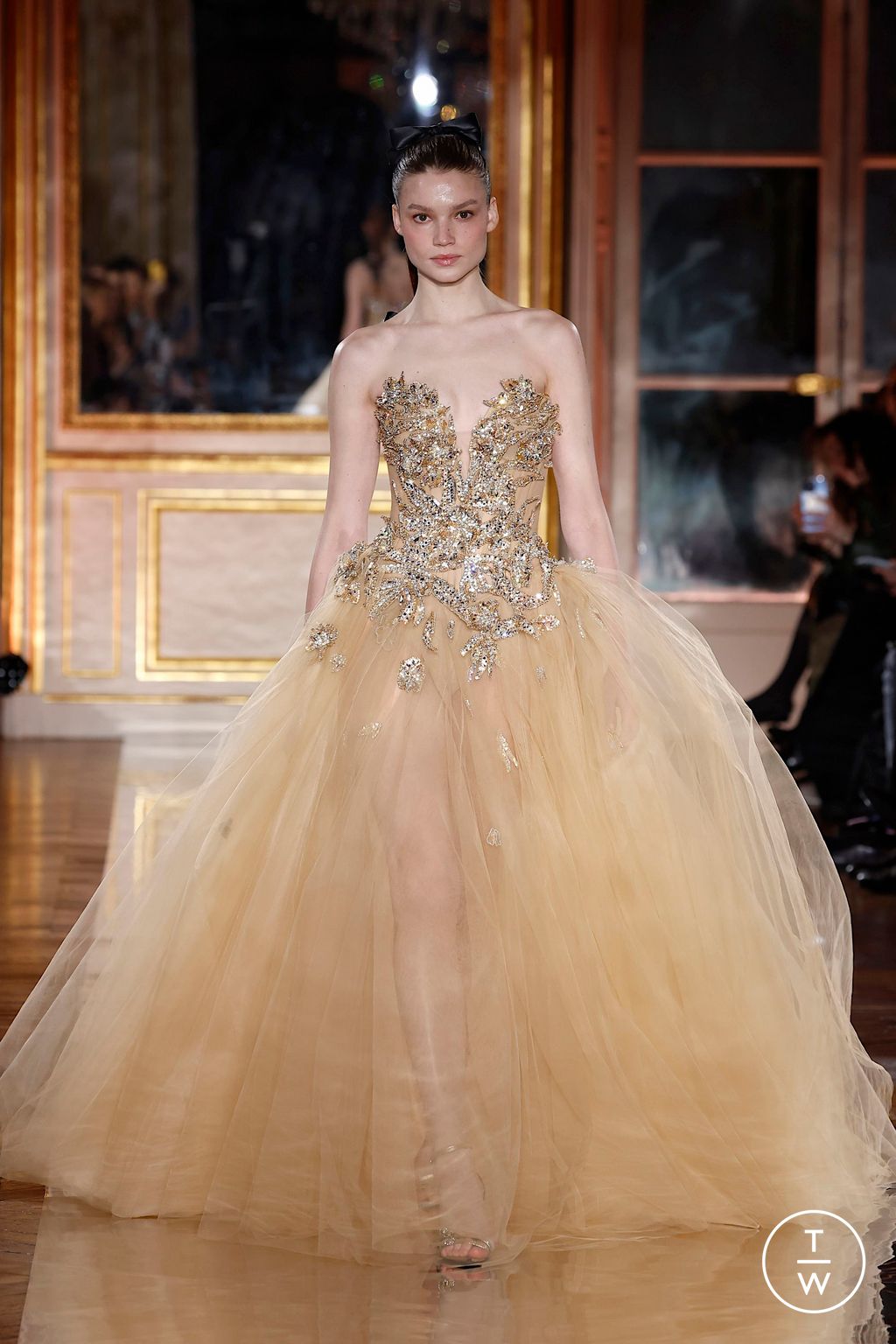 Fashion Week Paris Spring/Summer 2025 look 62 from the Zuhair Murad collection 高级定制