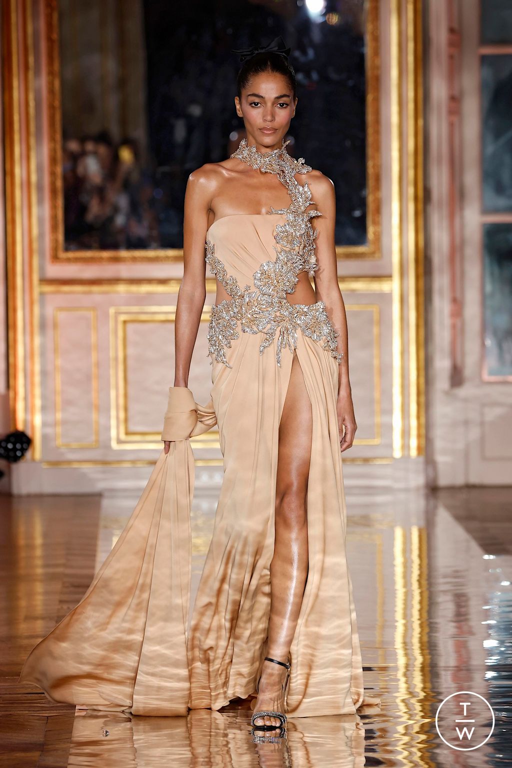 Fashion Week Paris Spring/Summer 2025 look 65 from the Zuhair Murad collection 高级定制