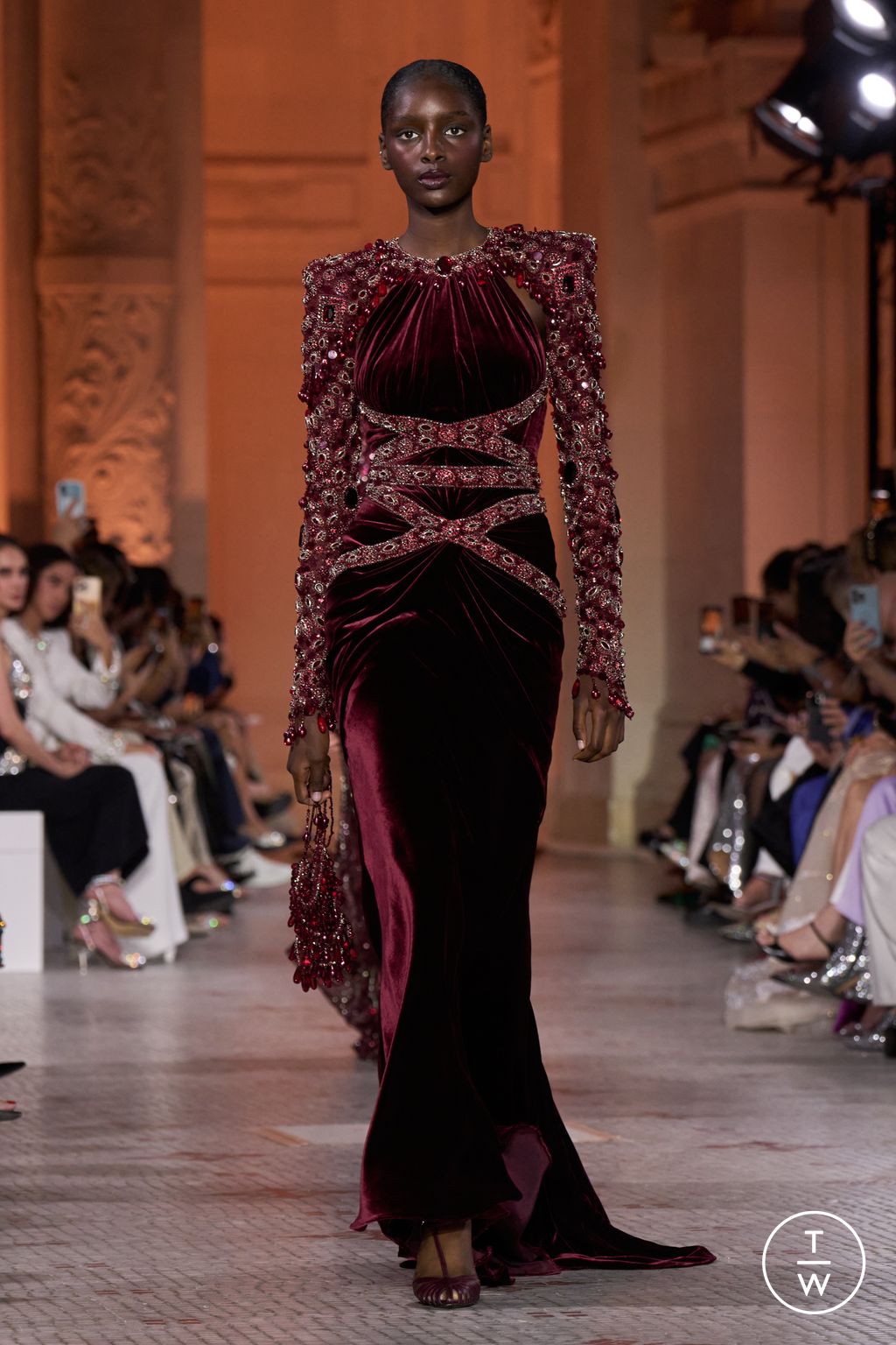 Fashion Week Paris Fall/Winter 2025 look 14 de la collection Zuhair Murad couture