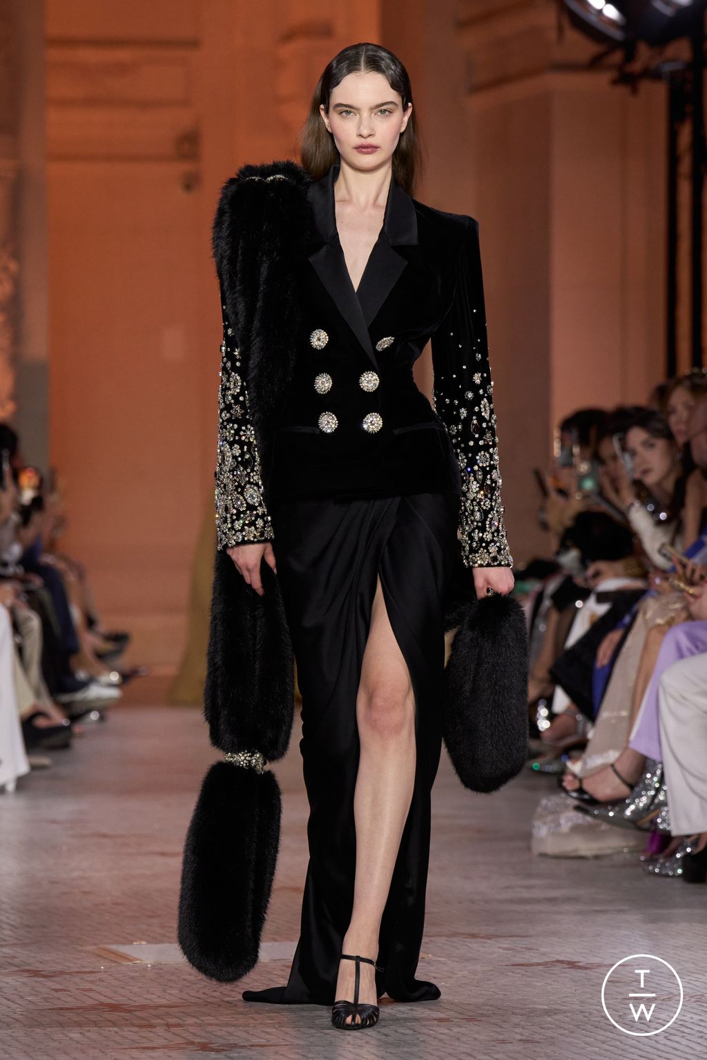 Fashion Week Paris Fall/Winter 2025 look 26 de la collection Zuhair Murad couture