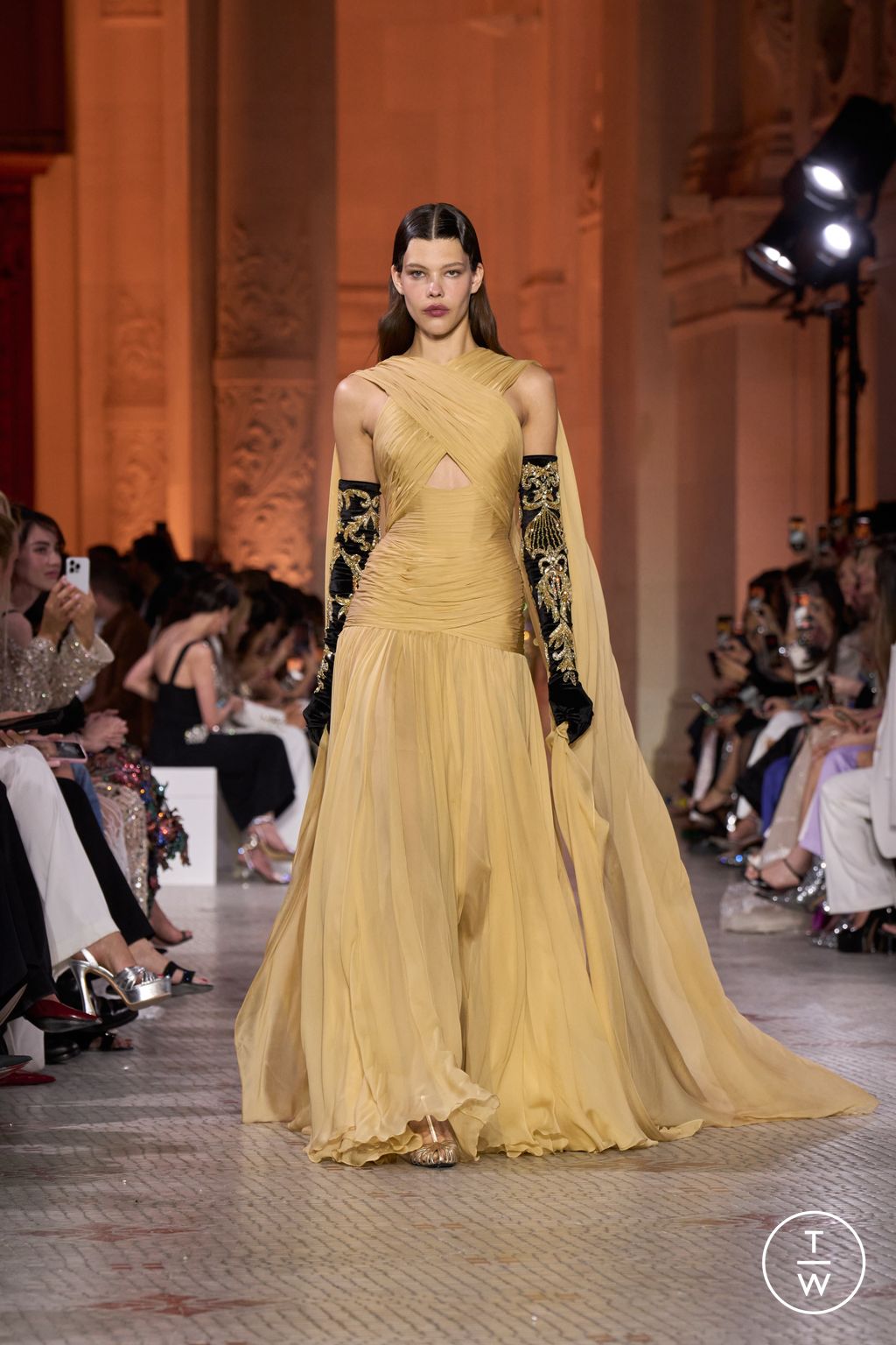 Fashion Week Paris Fall/Winter 2025 look 27 de la collection Zuhair Murad couture