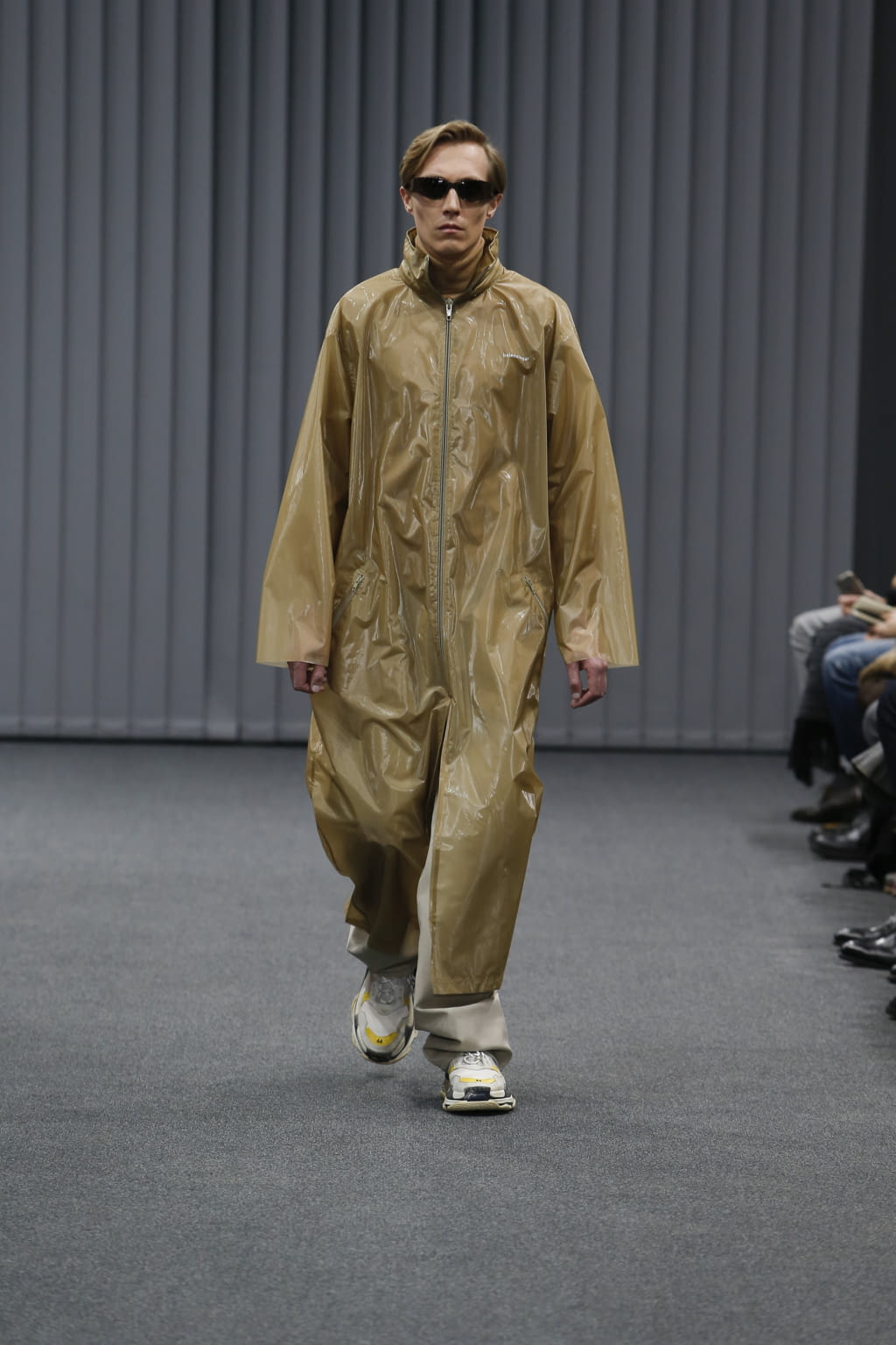 Fashion Week Paris Fall/Winter 2017 look 13 de la collection Balenciaga menswear